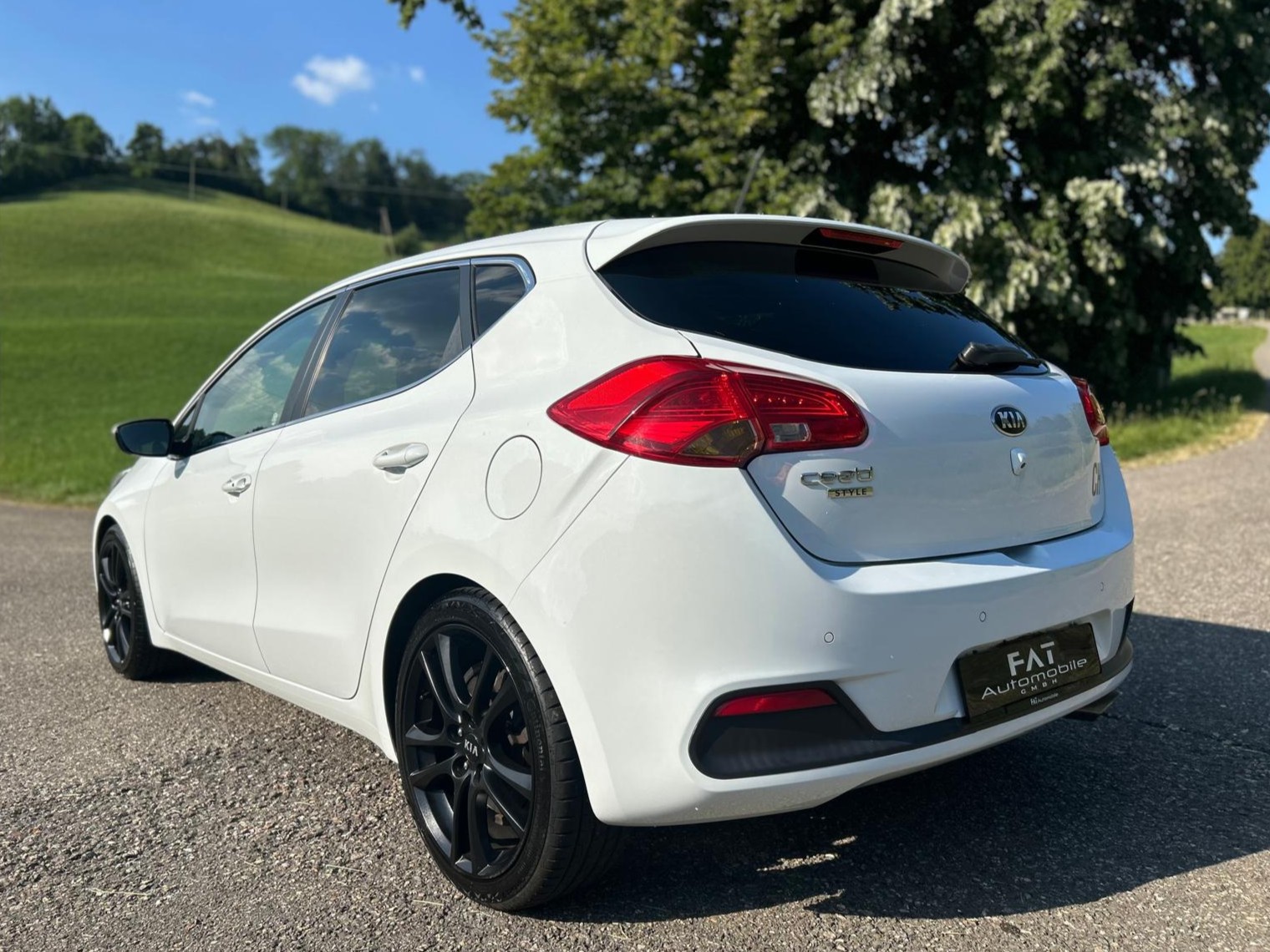 KIA Cee'd 1.6 GDi Trend-image-2