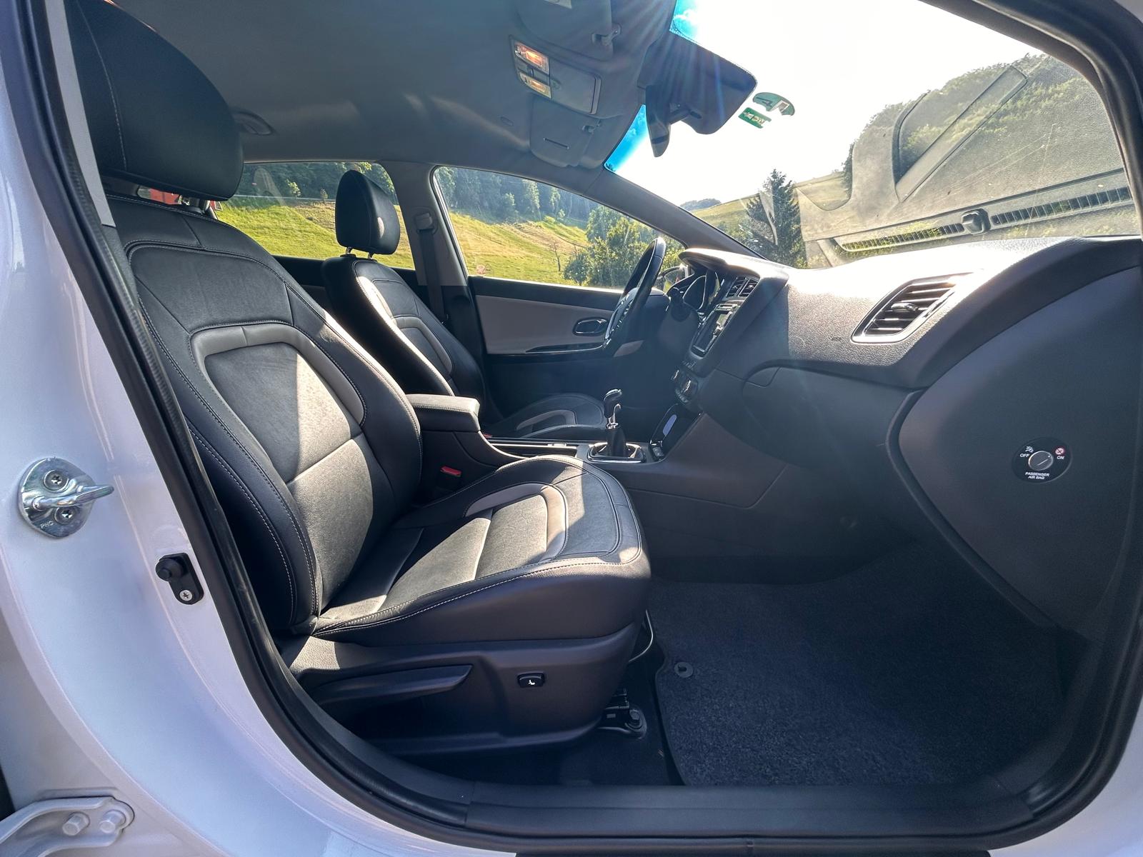 KIA Cee'd 1.6 GDi Trend-image-10