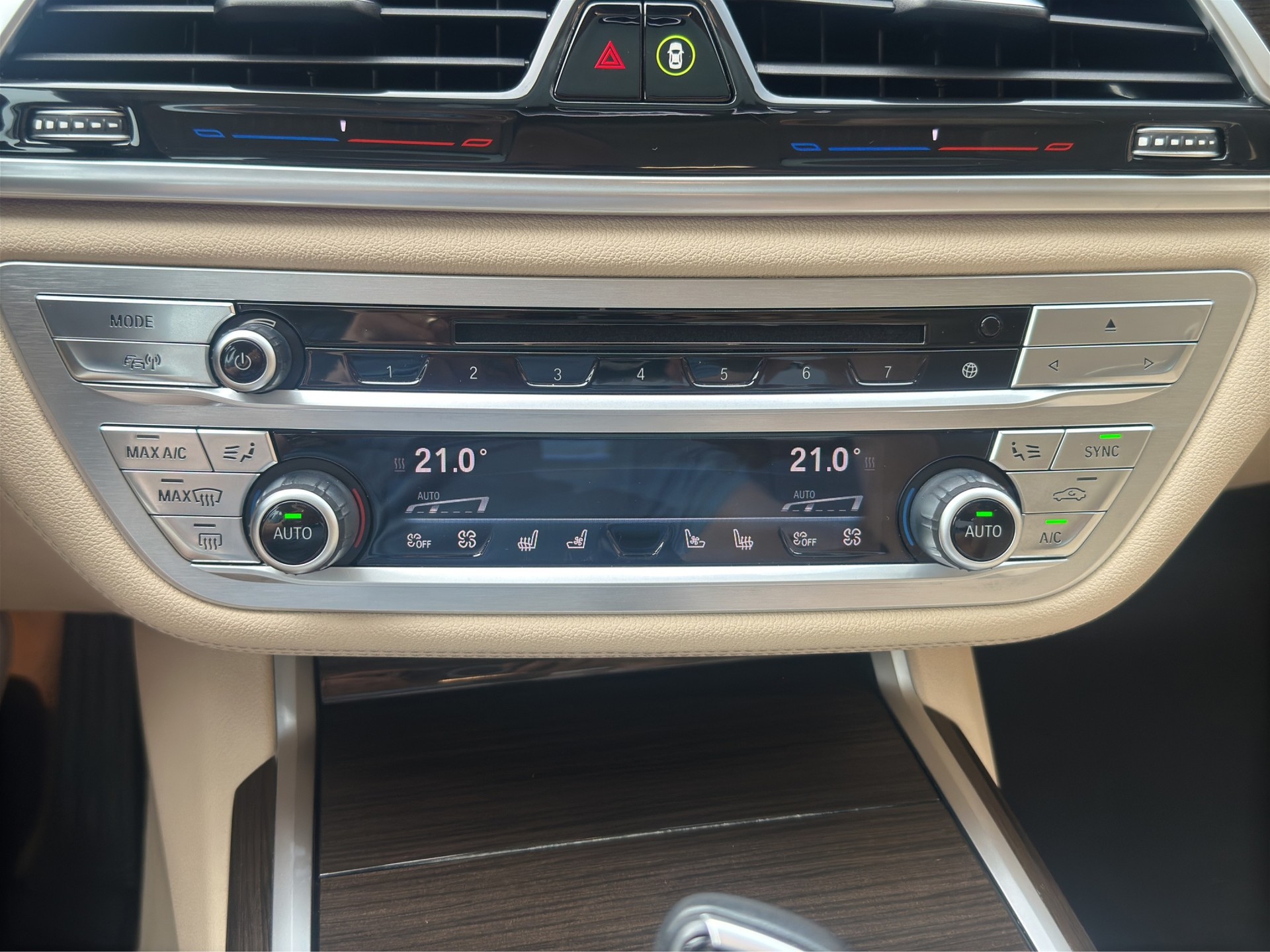 BMW 750i xDrive (CH) Swiss Premium-image-19