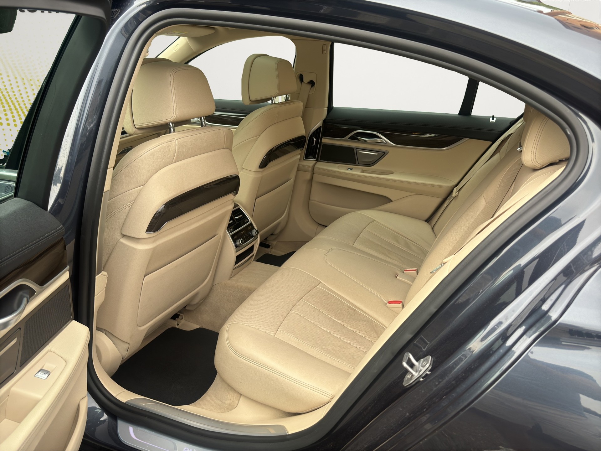 BMW 750i xDrive (CH) Swiss Premium-image-13