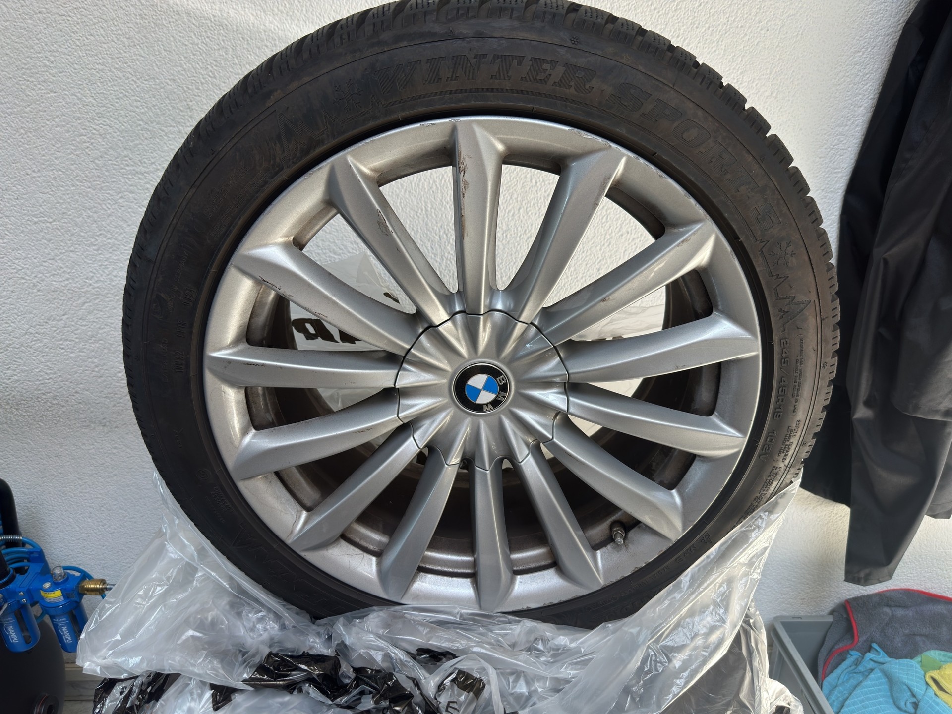 BMW 750i xDrive (CH) Swiss Premium-showroom-element-1