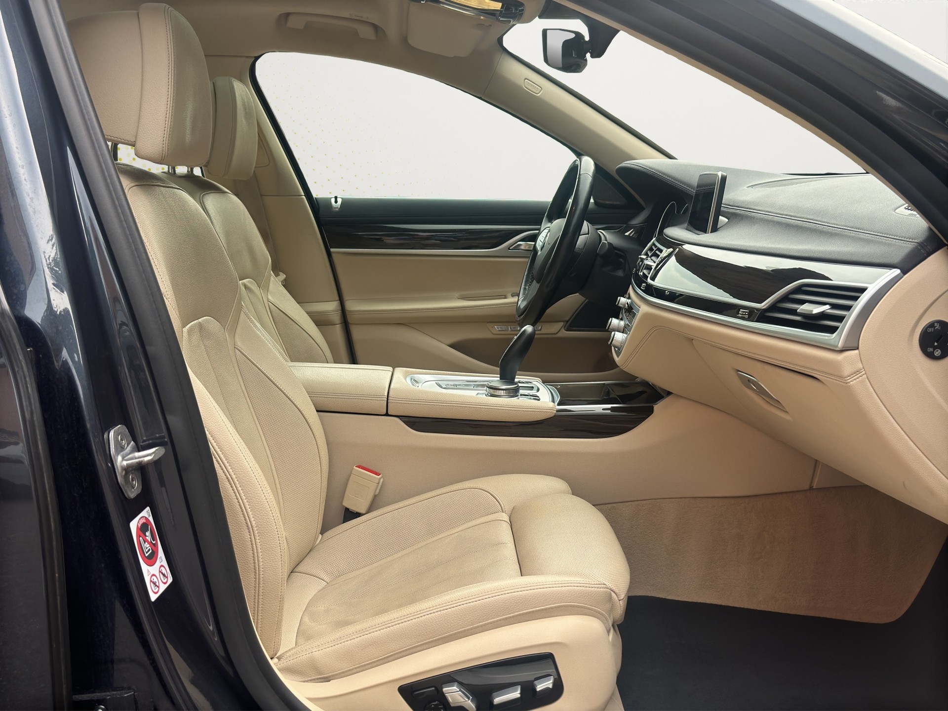 BMW 750i xDrive (CH) Swiss Premium-image-12