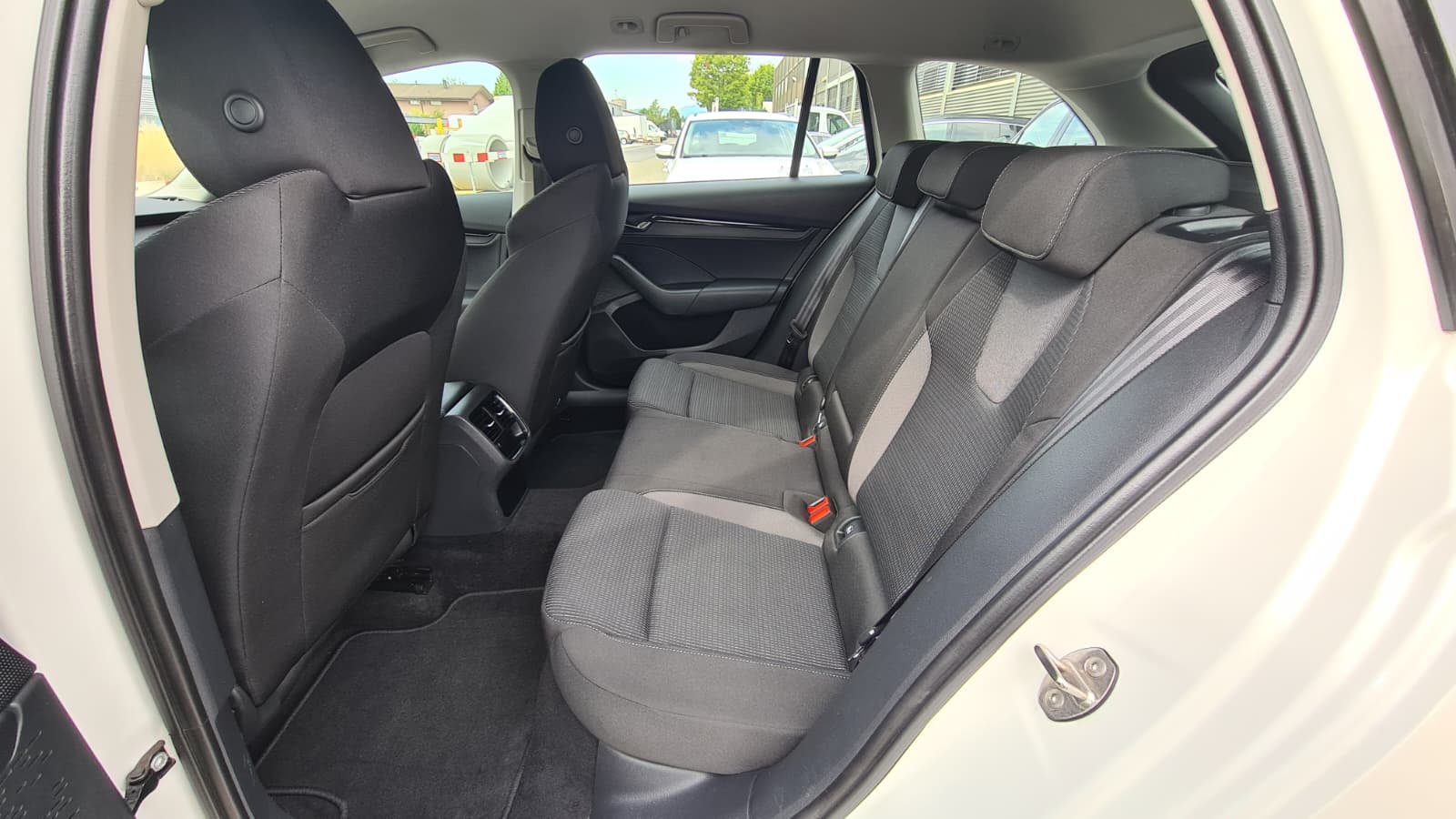 SKODA Octavia Combi 2.0 TDI DSG Ambition 4x4 ** Anh-Kupplung ** Gr.Navi ** Parkhilfe v+h ** Virtuelles Cockpit ** Frisch ab MFK **-image-17