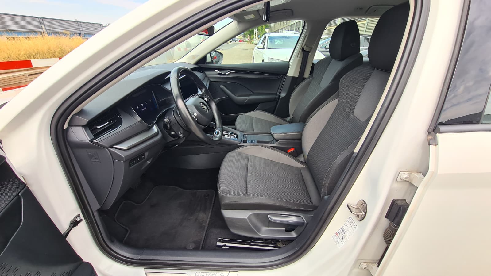 SKODA Octavia Combi 2.0 TDI DSG Ambition 4x4 ** Anh-Kupplung ** Gr.Navi ** Parkhilfe v+h ** Virtuelles Cockpit ** Frisch ab MFK **-image-16