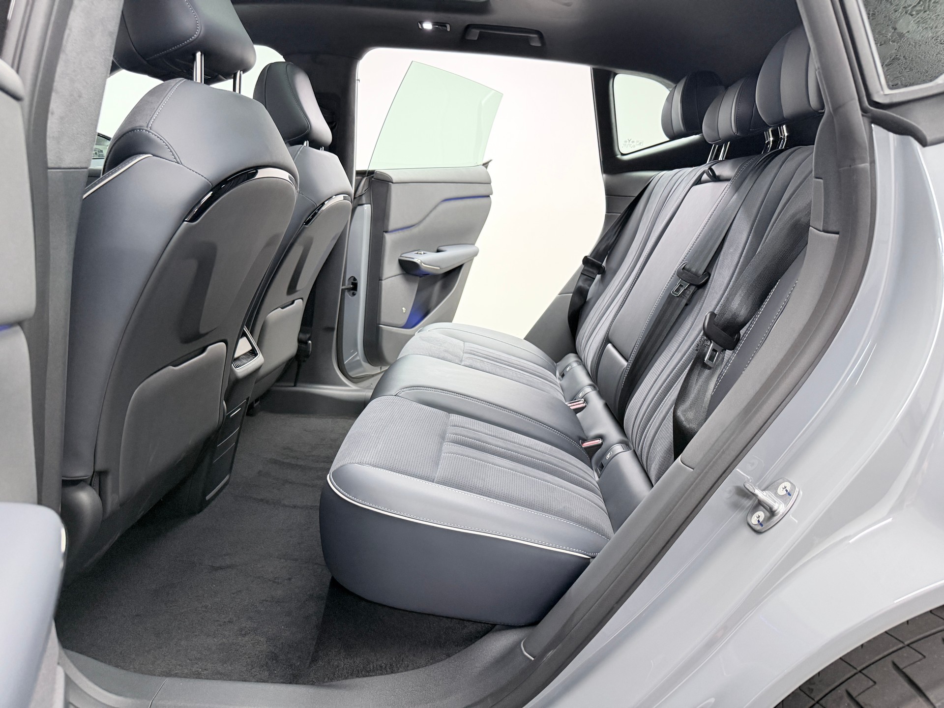 VOYAH Courage 80 kWh 4WD 435PS Azure Blue Metallic-image-9
