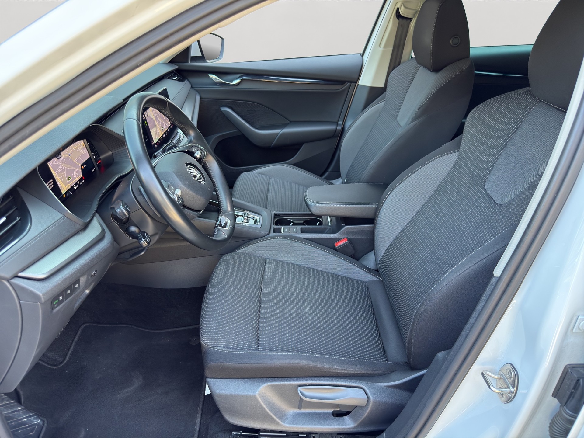 SKODA Octavia Combi 2.0 TDI DSG Ambition 4x4-image-5