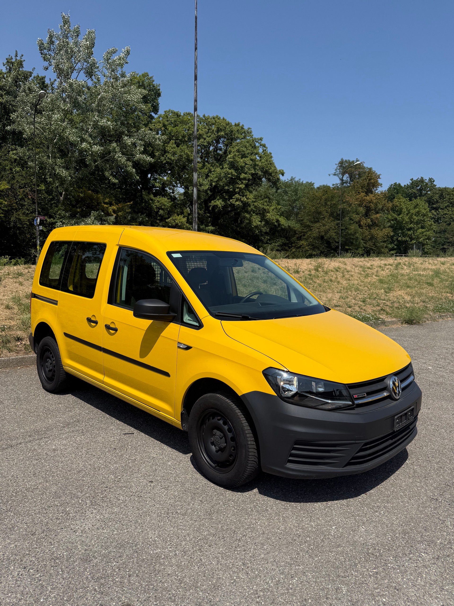 VW Caddy 2.0TDI 4Motion BlueMotion Technology-image-2