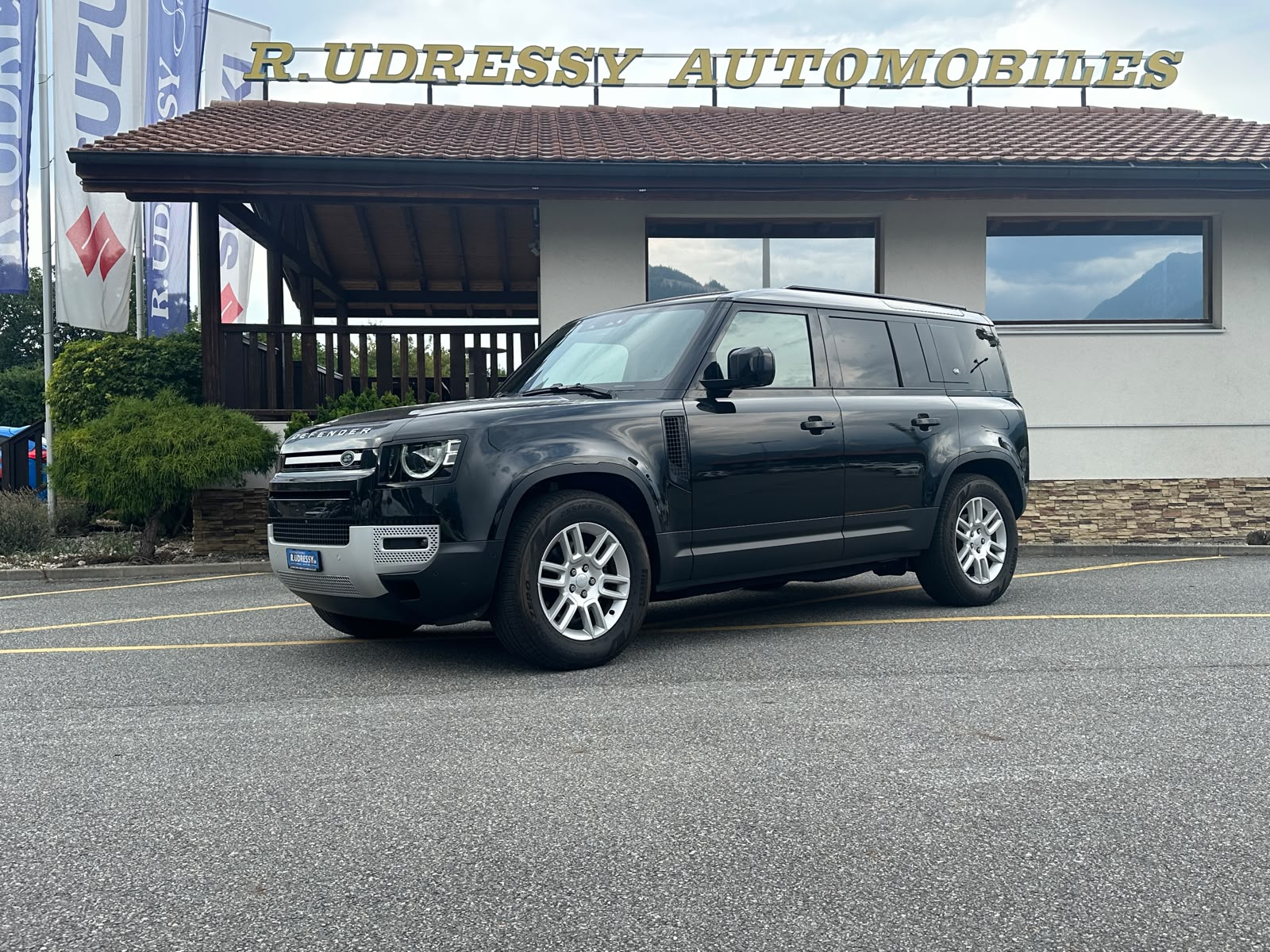 LAND ROVER Defender 110 3.0 D I6 200 S AWD AT8-image-0