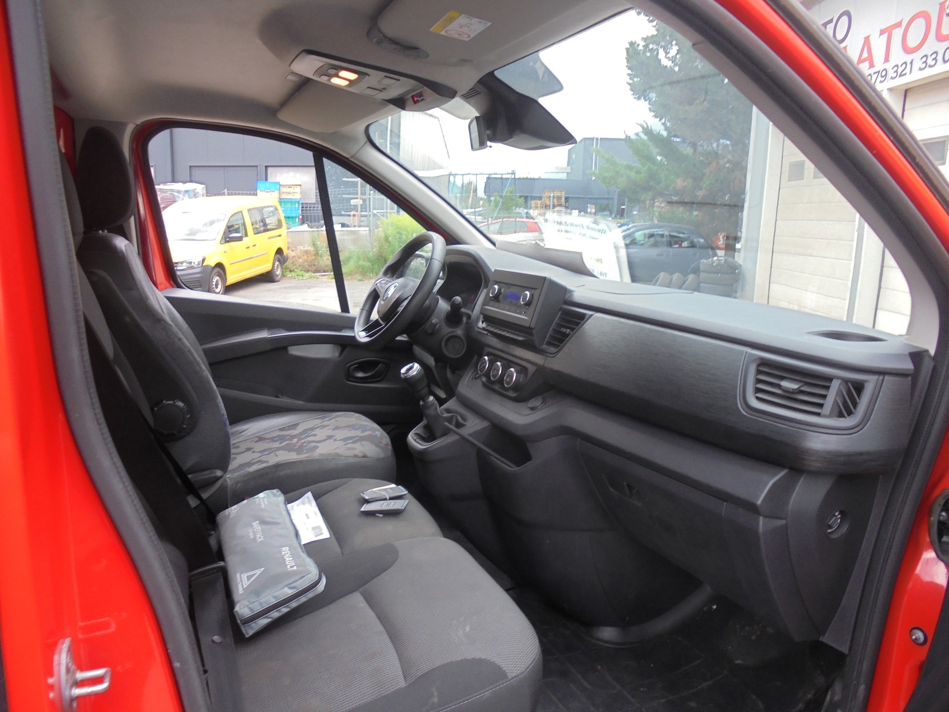 RENAULT Trafic 2.0 Blue dCi 130 Business L1H1-image-7