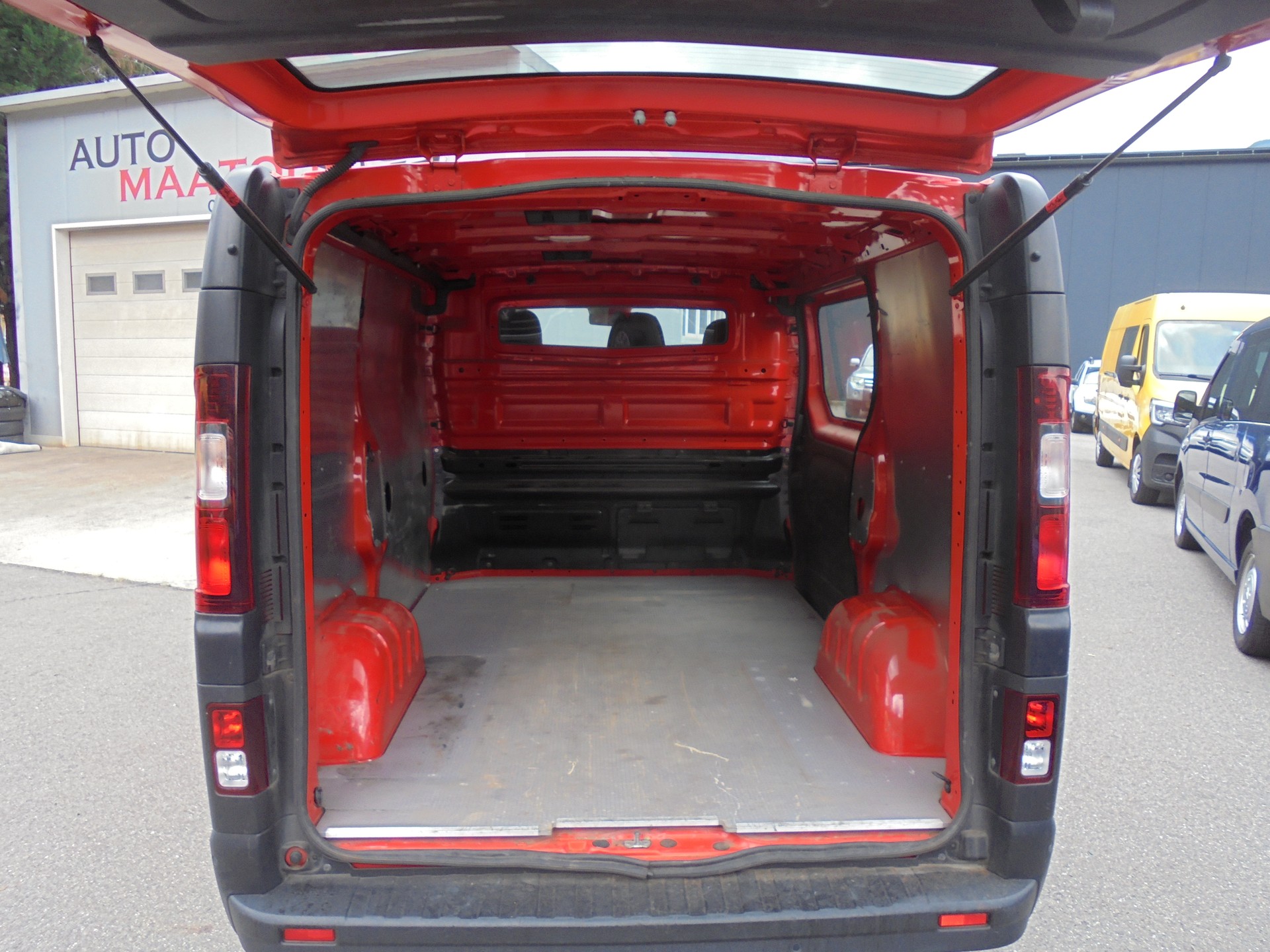 RENAULT Trafic 2.0 Blue dCi 130 Business L1H1-image-12