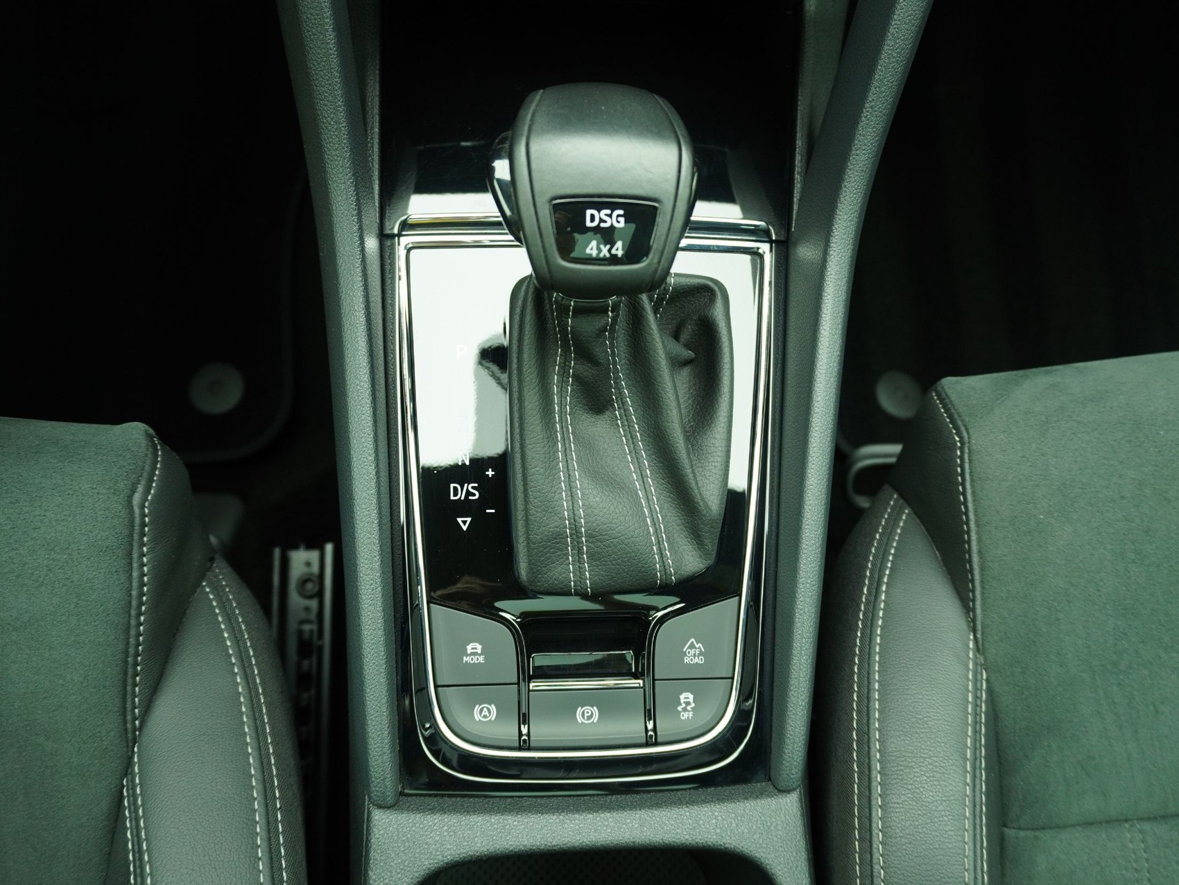 SKODA Karoq 2.0 TSI DSG Sport Line 4x4-image-16