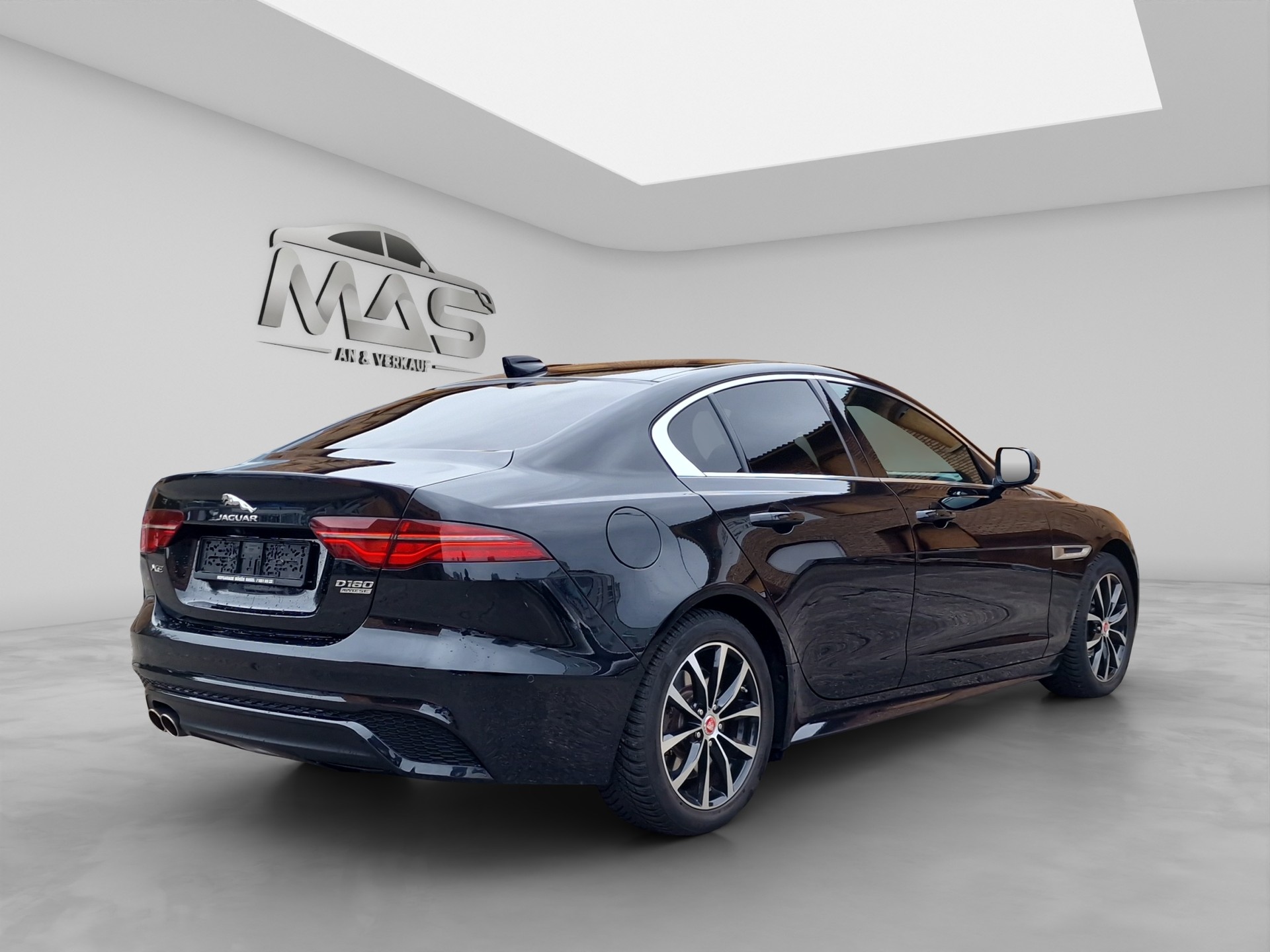 JAGUAR XE 2.0d R-Dynamic SE D180 AWD Automat-image-5