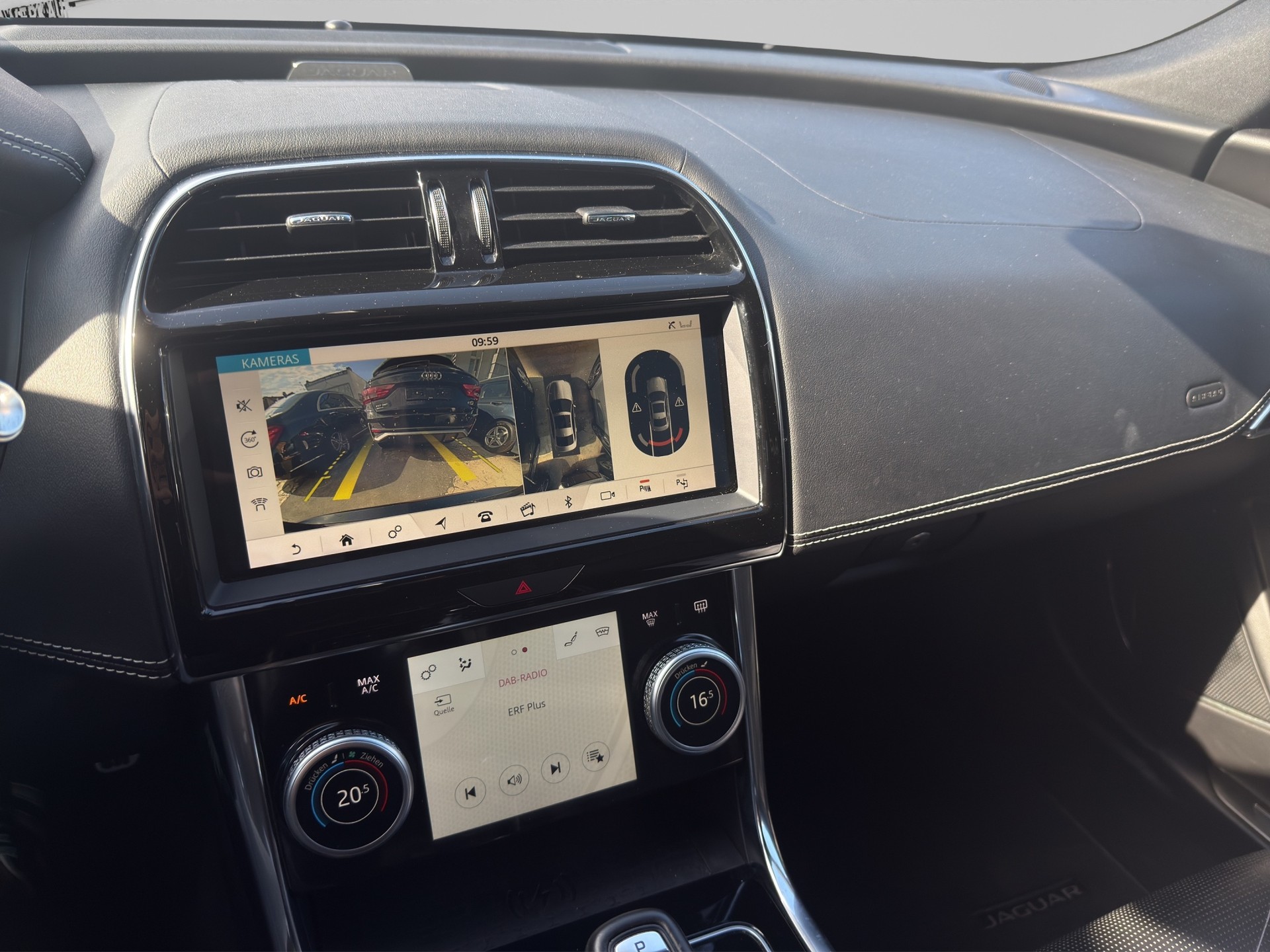 JAGUAR XE 2.0d R-Dynamic SE D180 AWD Automat-image-12
