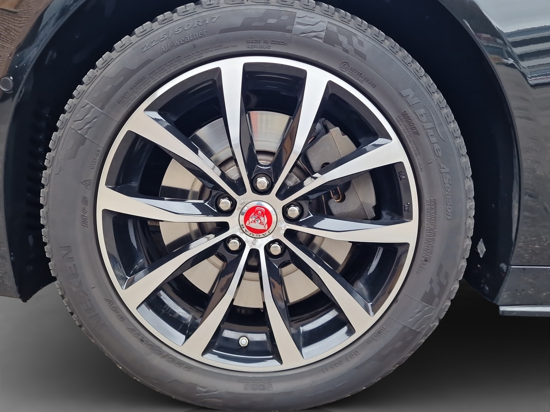 JAGUAR XE 2.0d R-Dynamic SE D180 AWD Automat-image-15