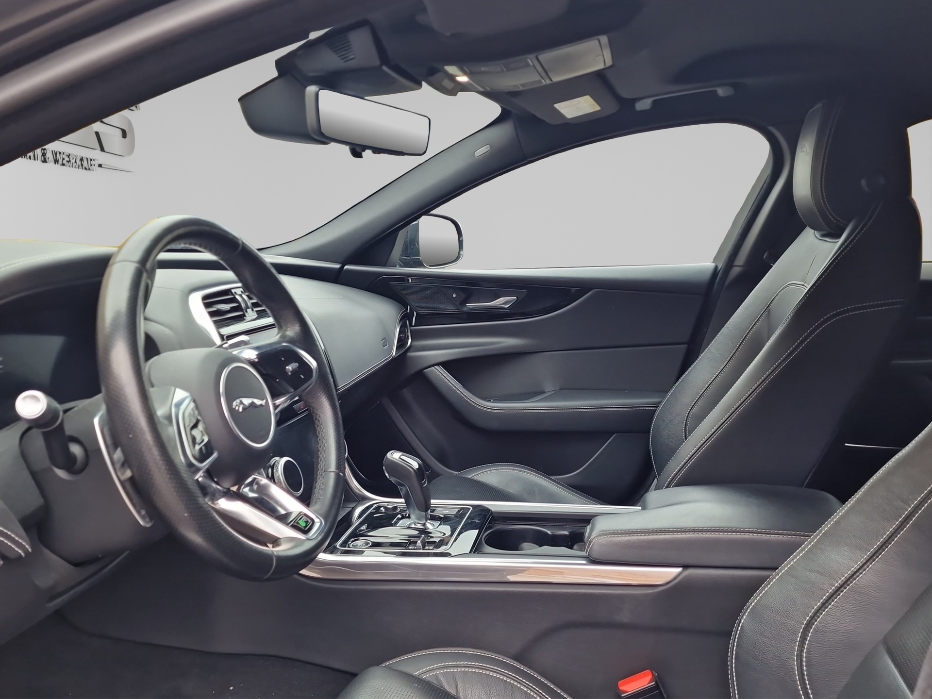 JAGUAR XE 2.0d R-Dynamic SE D180 AWD Automat-image-8