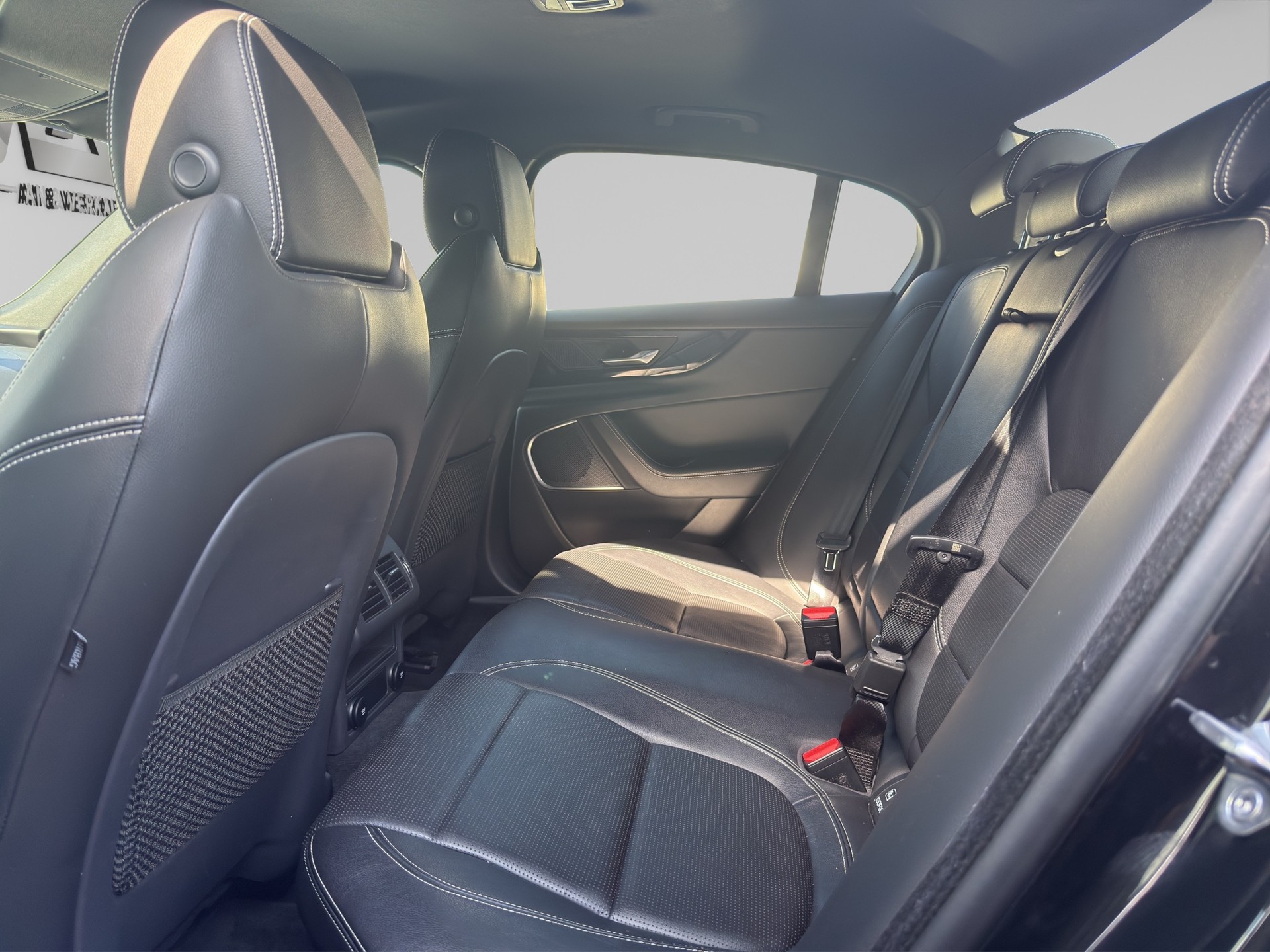 JAGUAR XE 2.0d R-Dynamic SE D180 AWD Automat-image-10