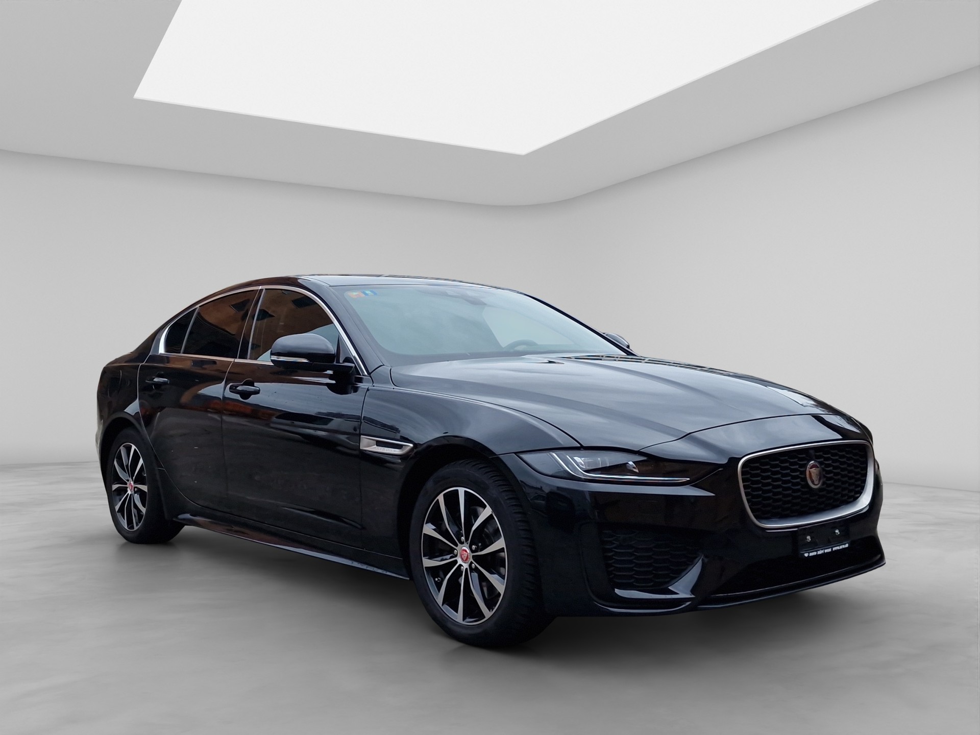 JAGUAR XE 2.0d R-Dynamic SE D180 AWD Automat-image-7
