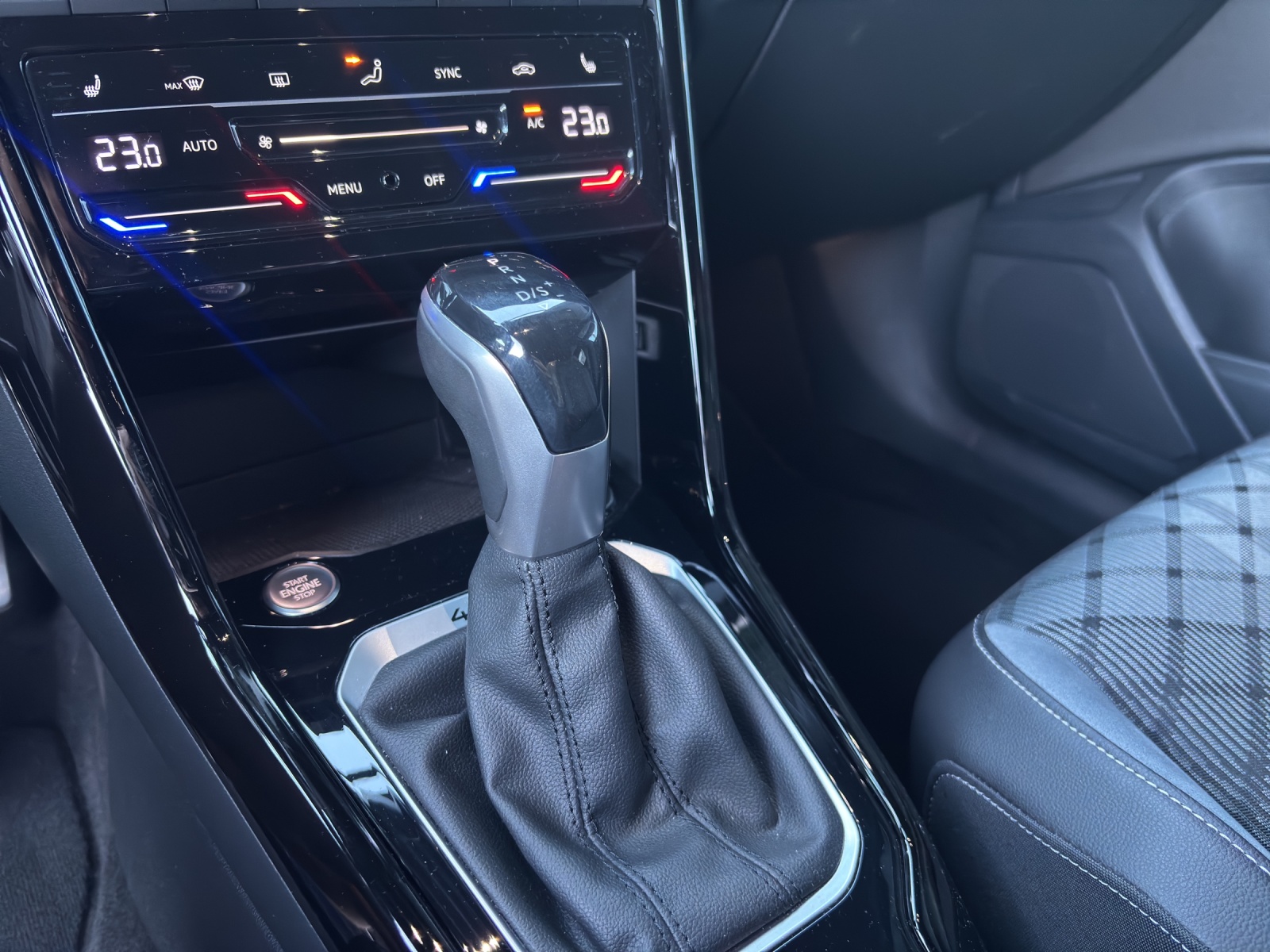 VW T-Roc 2.0 TSI R-Line DSG 4Motion-image-4