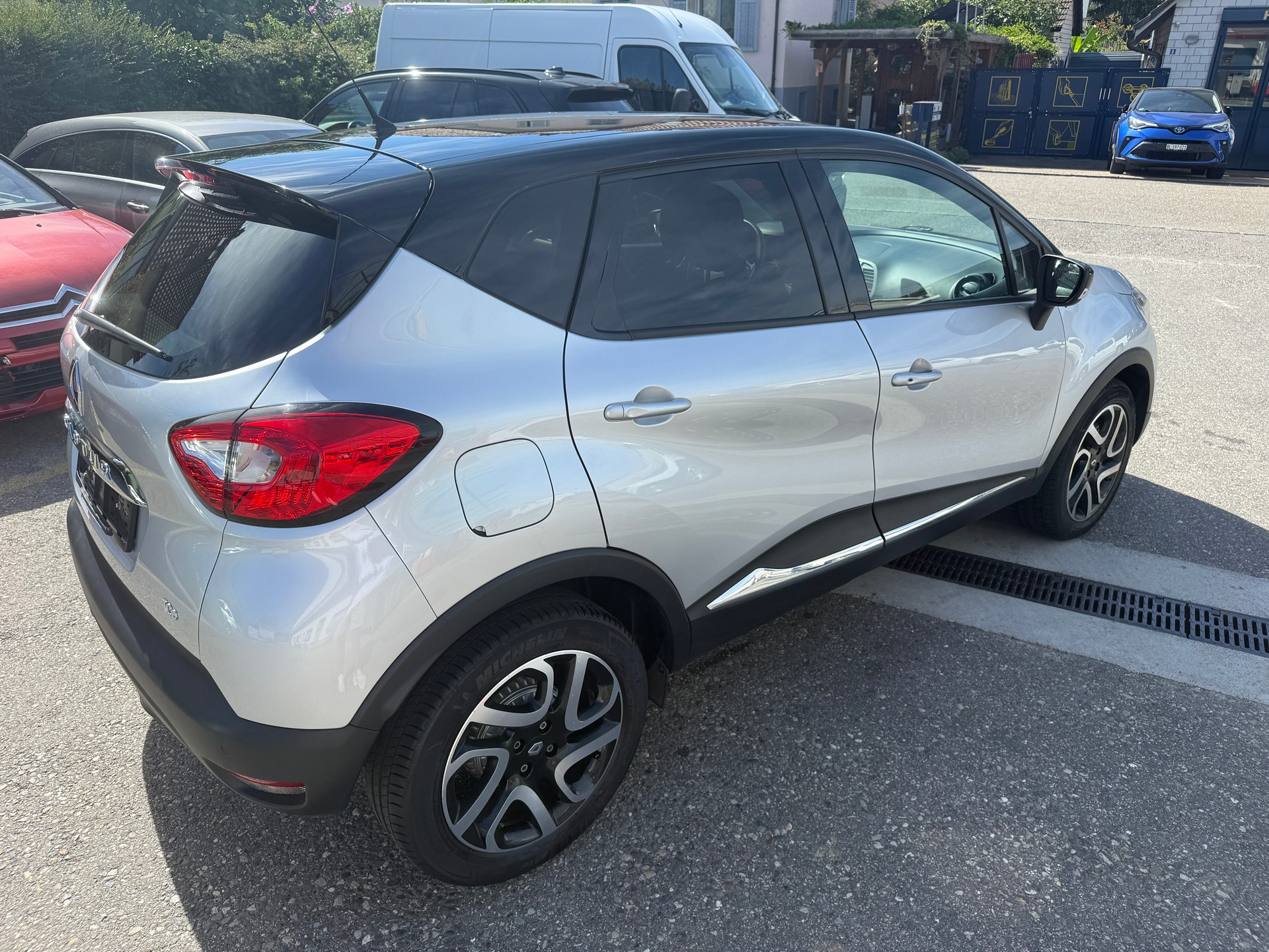 RENAULT Captur 1.2 T 16V Privilège EDC-image-4