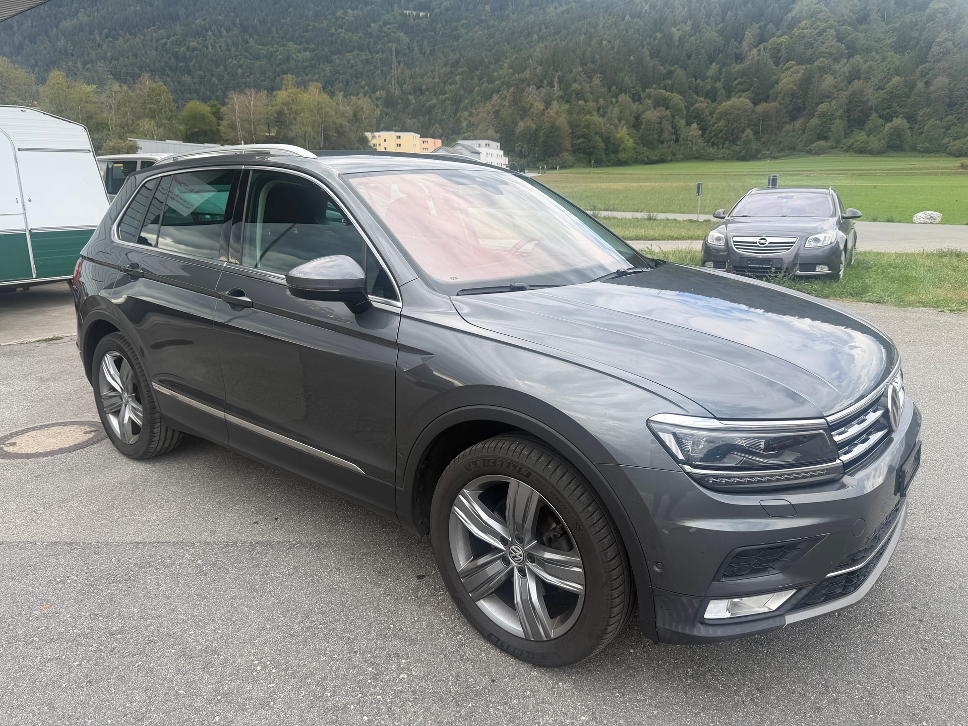 VW Tiguan 2.0 TDI SCR Highline 4Motion-image-2
