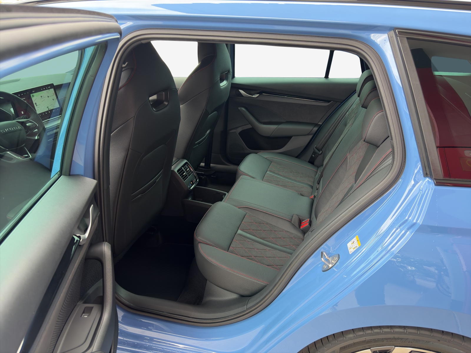 SKODA Octavia Combi 2.0 TSI DSG RS 30 Years Edition-image-10