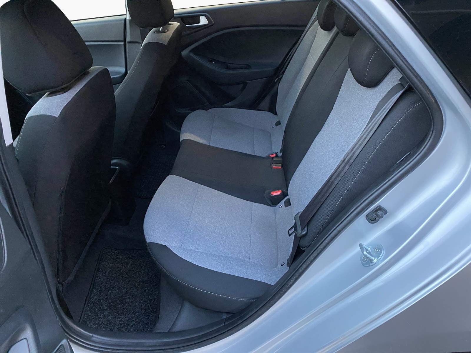 HYUNDAI i20 1.4 Amplia-image-10