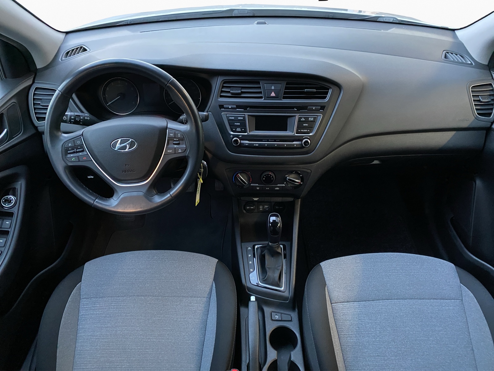 HYUNDAI i20 1.4 Amplia-image-11