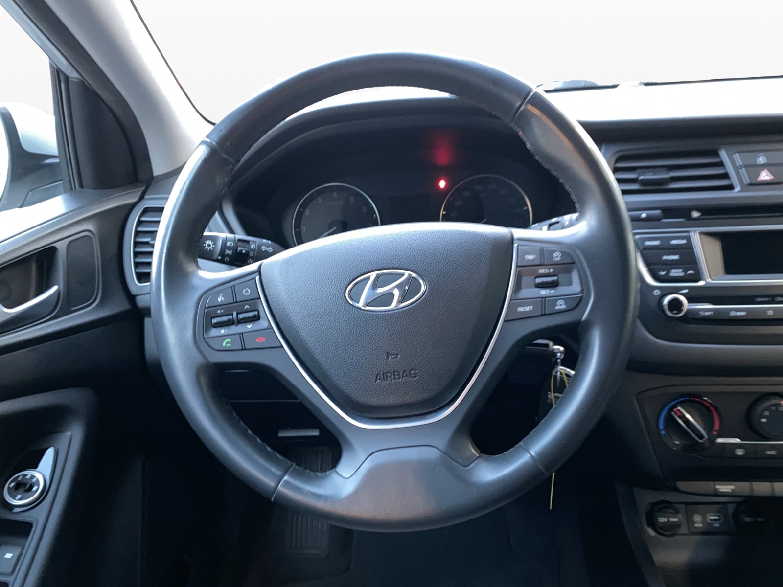 HYUNDAI i20 1.4 Amplia-image-12