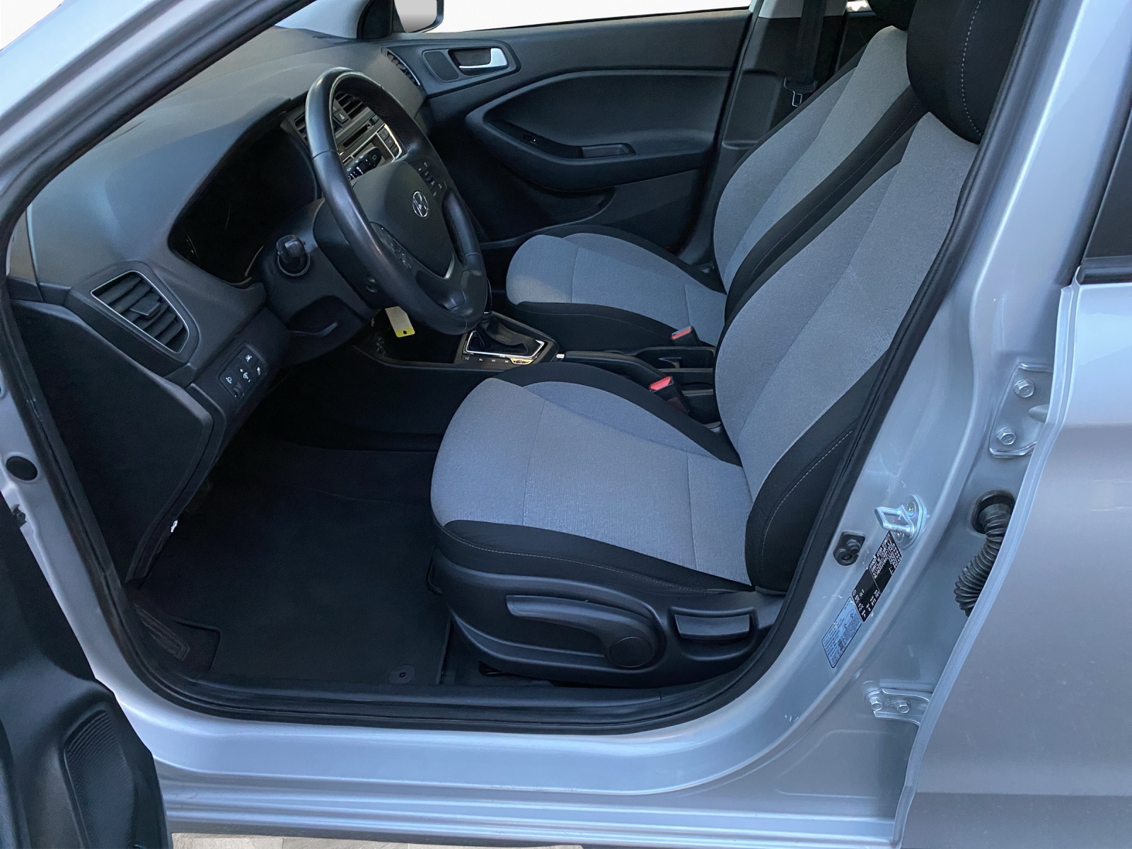 HYUNDAI i20 1.4 Amplia-image-9