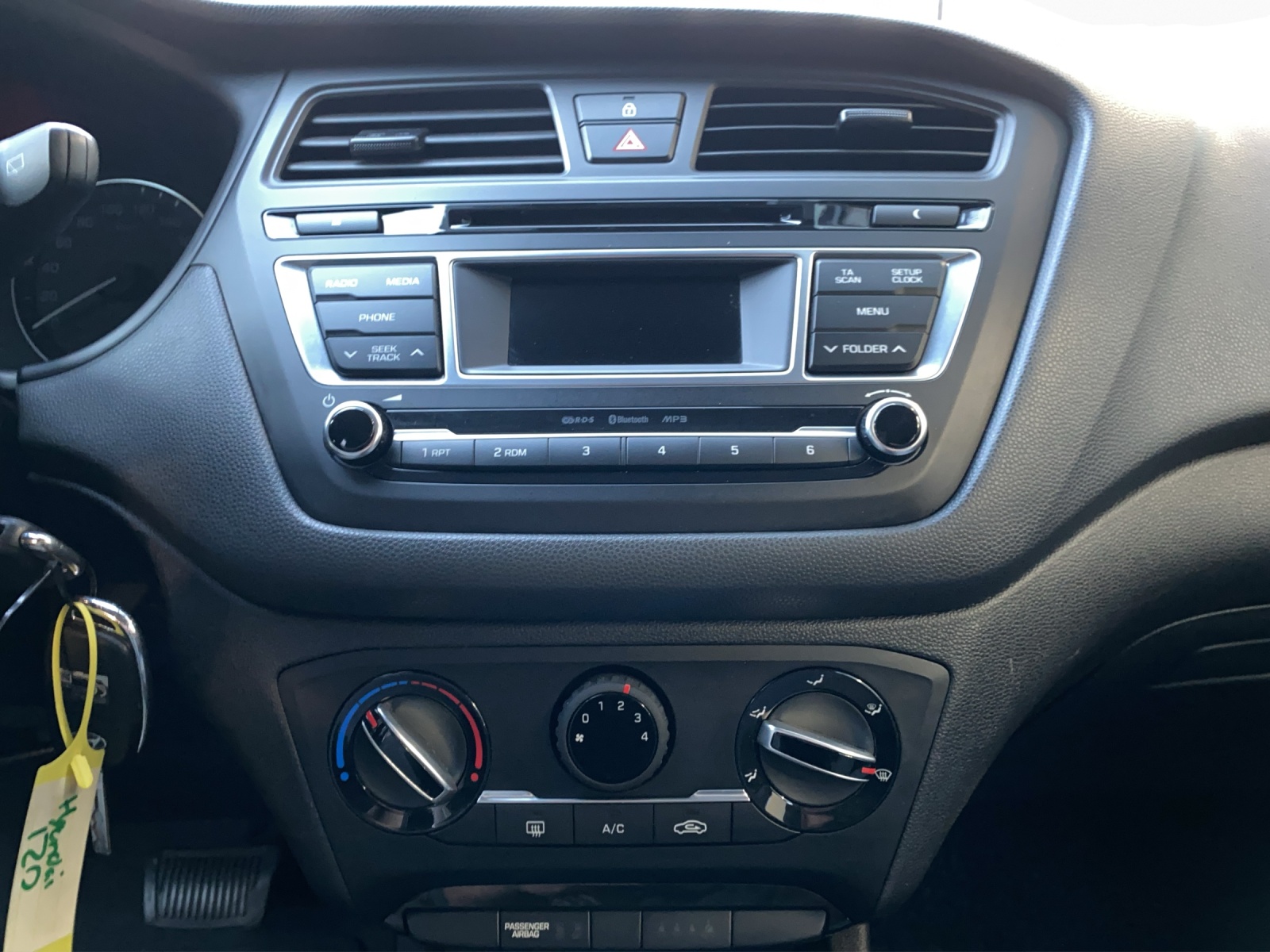 HYUNDAI i20 1.4 Amplia-image-14