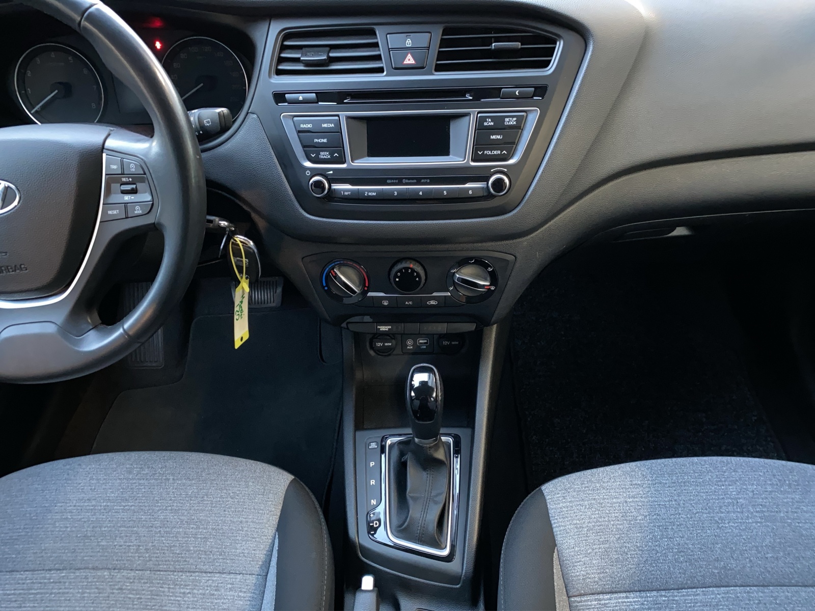 HYUNDAI i20 1.4 Amplia-image-13