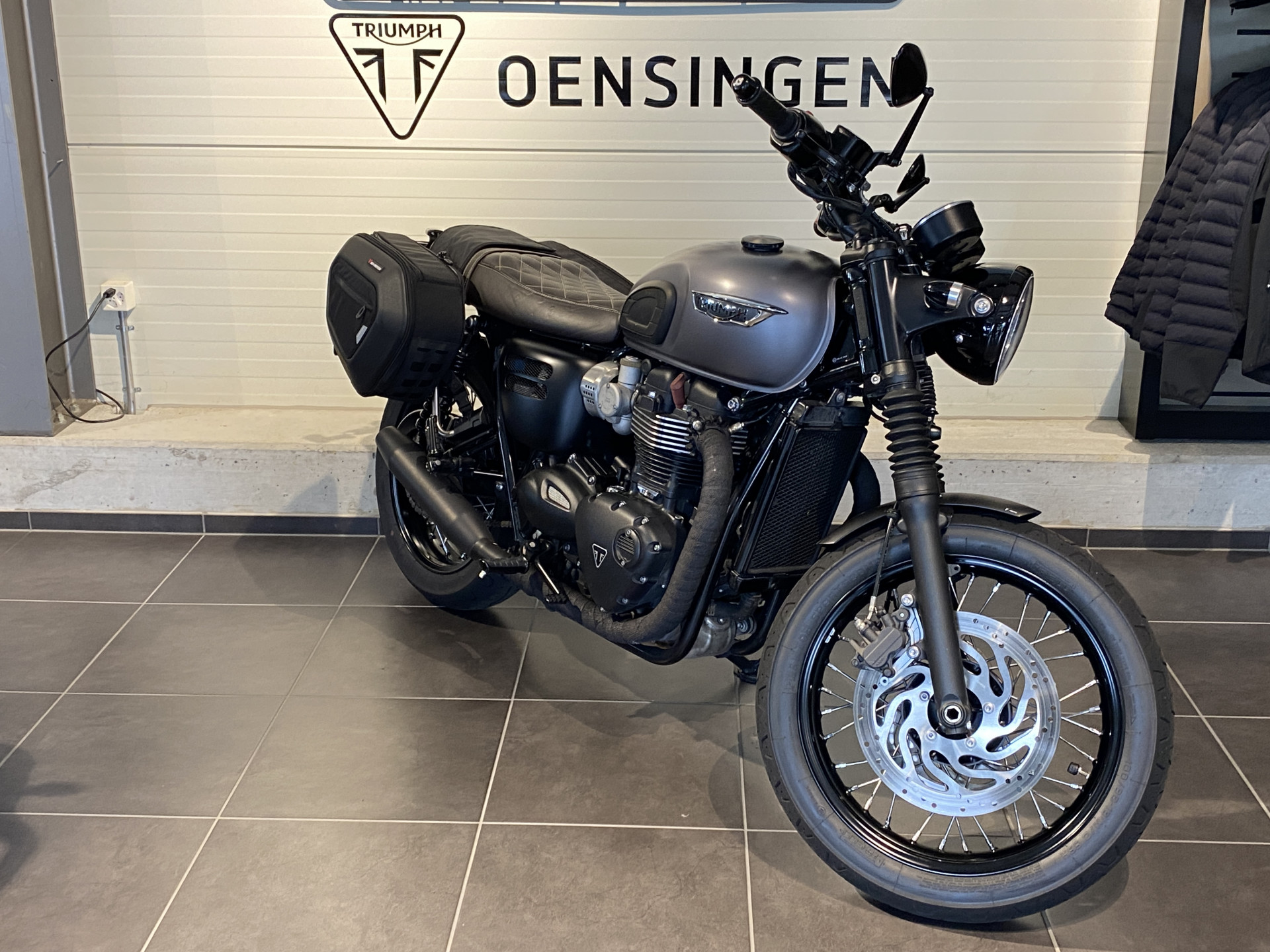 TRIUMPH Bonneville T120 Black-showroom-element-2