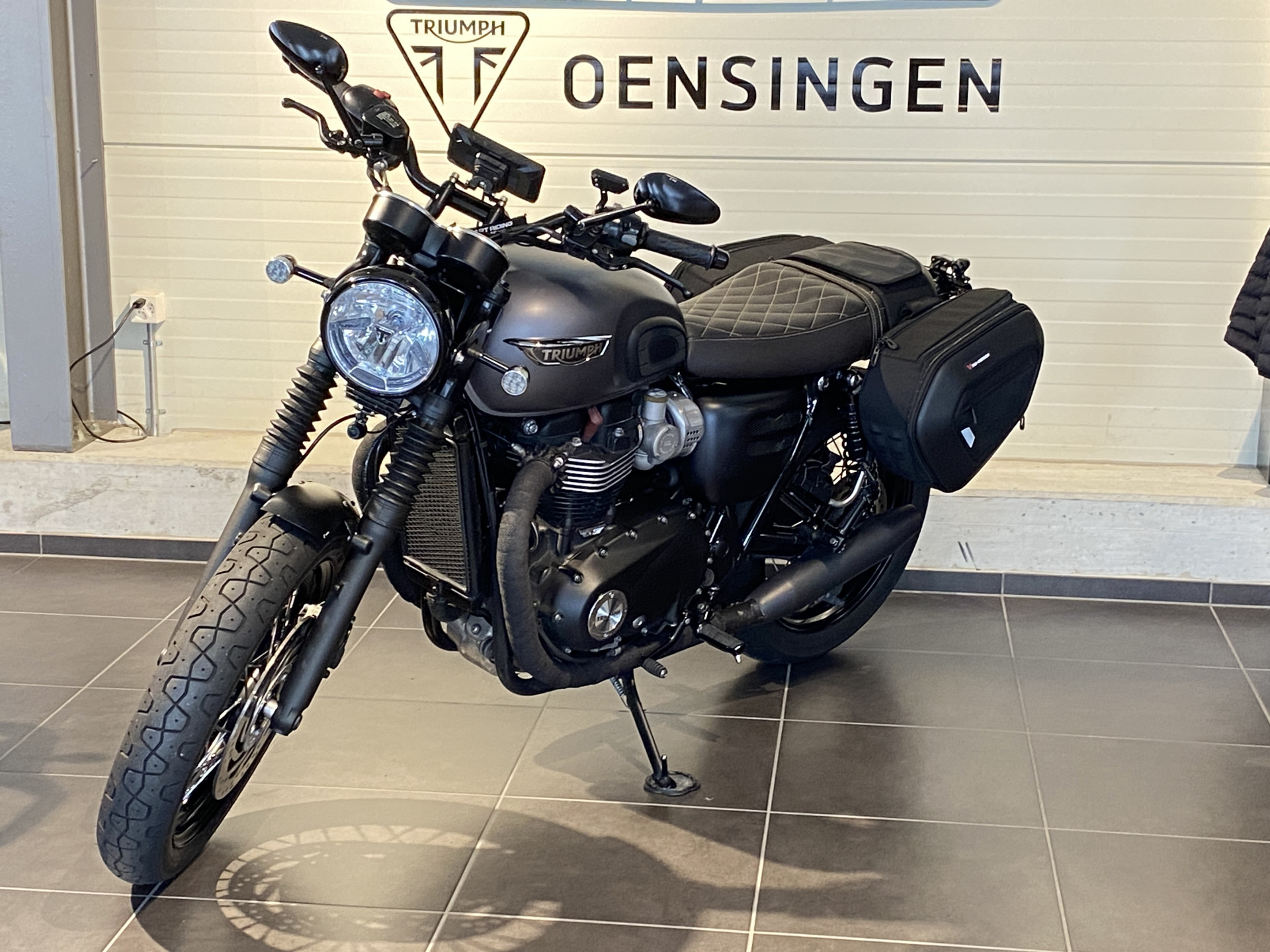 TRIUMPH Bonneville T120 Black-showroom-element-1