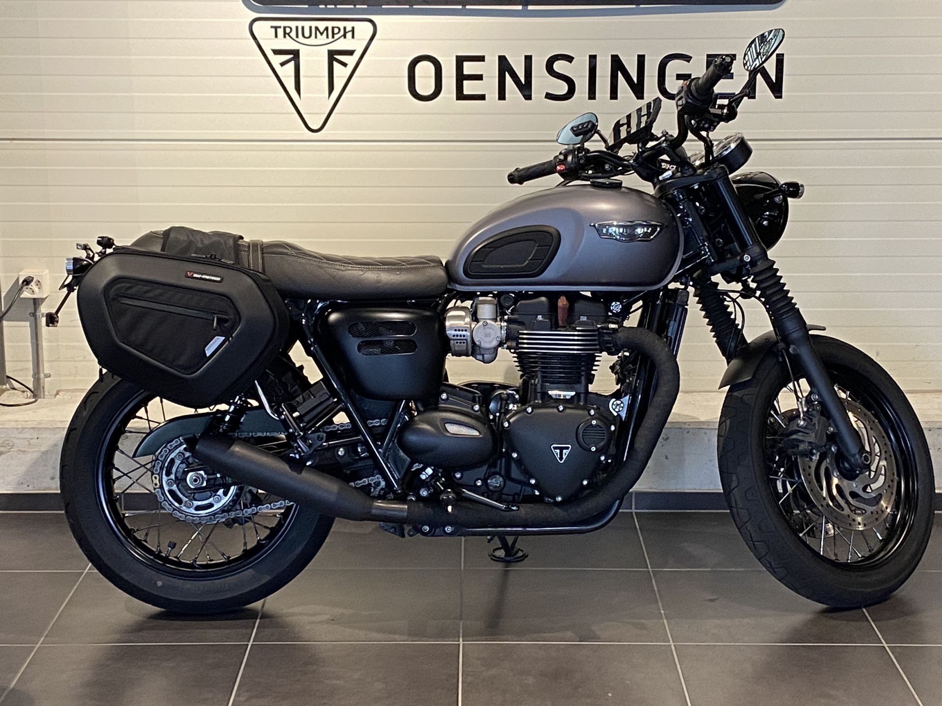TRIUMPH Bonneville T120 Black-showroom-element-3