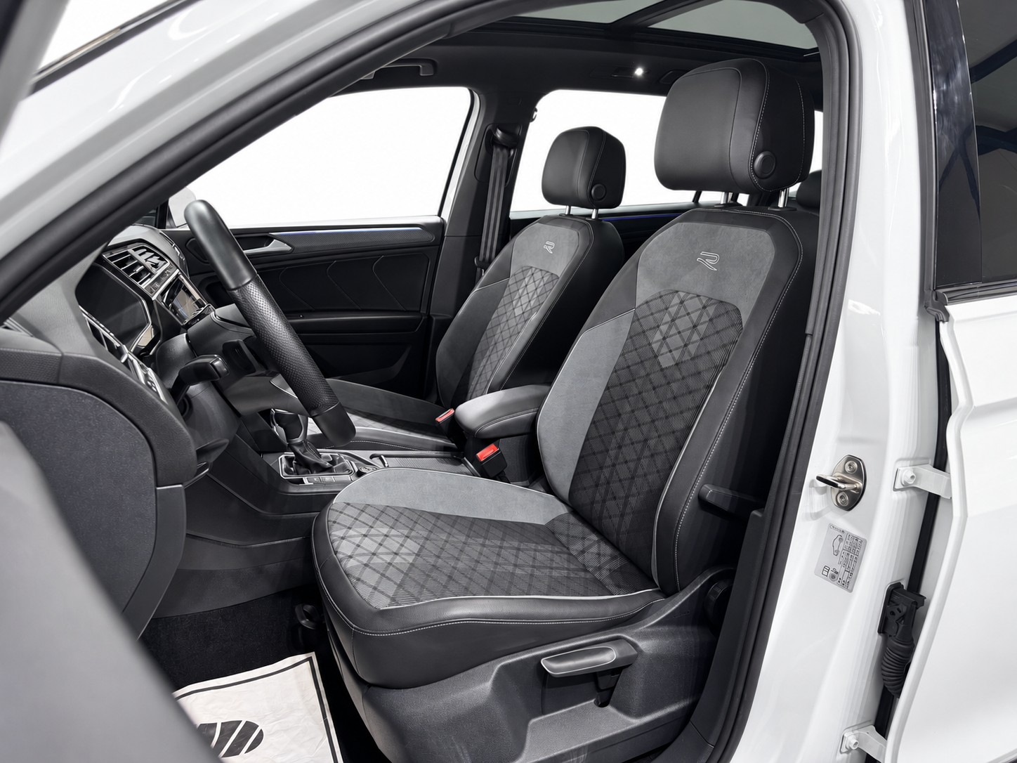 VW Tiguan Allspace 2.0 TDI SCR R-Line 4Motion DSG * 7-Plätzer * Anhängerkupplung * Panorama-Glasdach *-image-9
