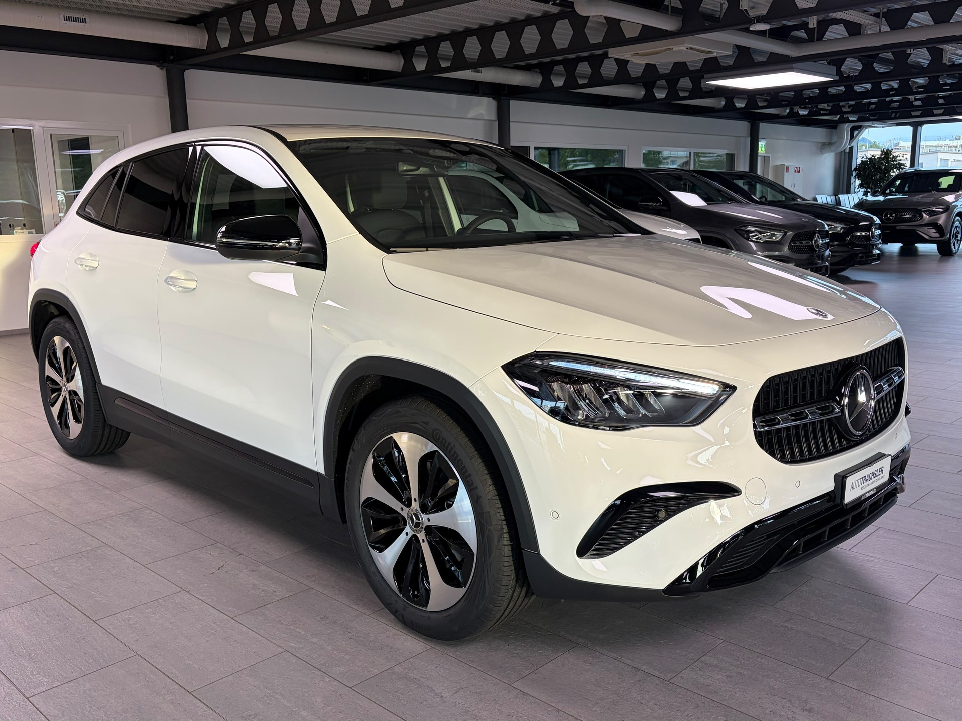 MERCEDES-BENZ GLA 200 Night Star 7G-DCT-image-2