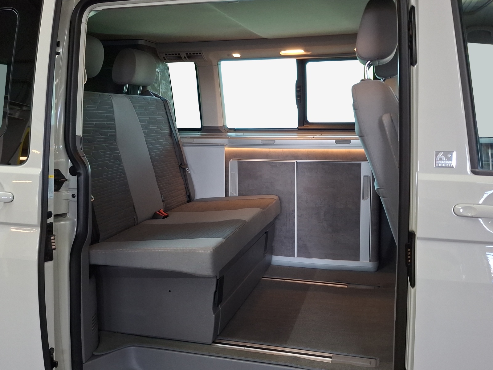 VW T6.1 California 2.0 TDI Ocean Liberty DSG-image-11
