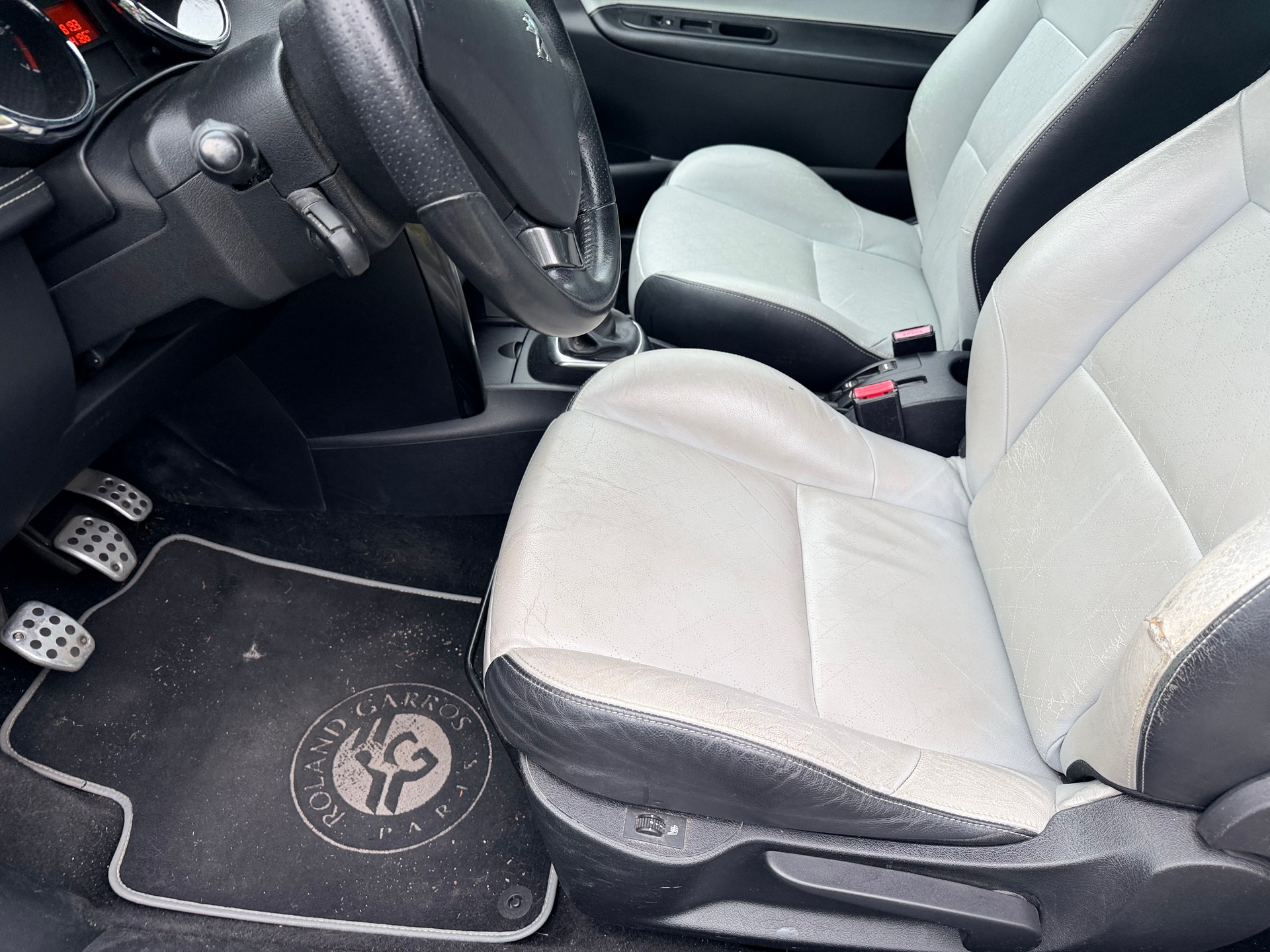PEUGEOT 207 CC 1.6 16V Turbo Roland Garros-image-5