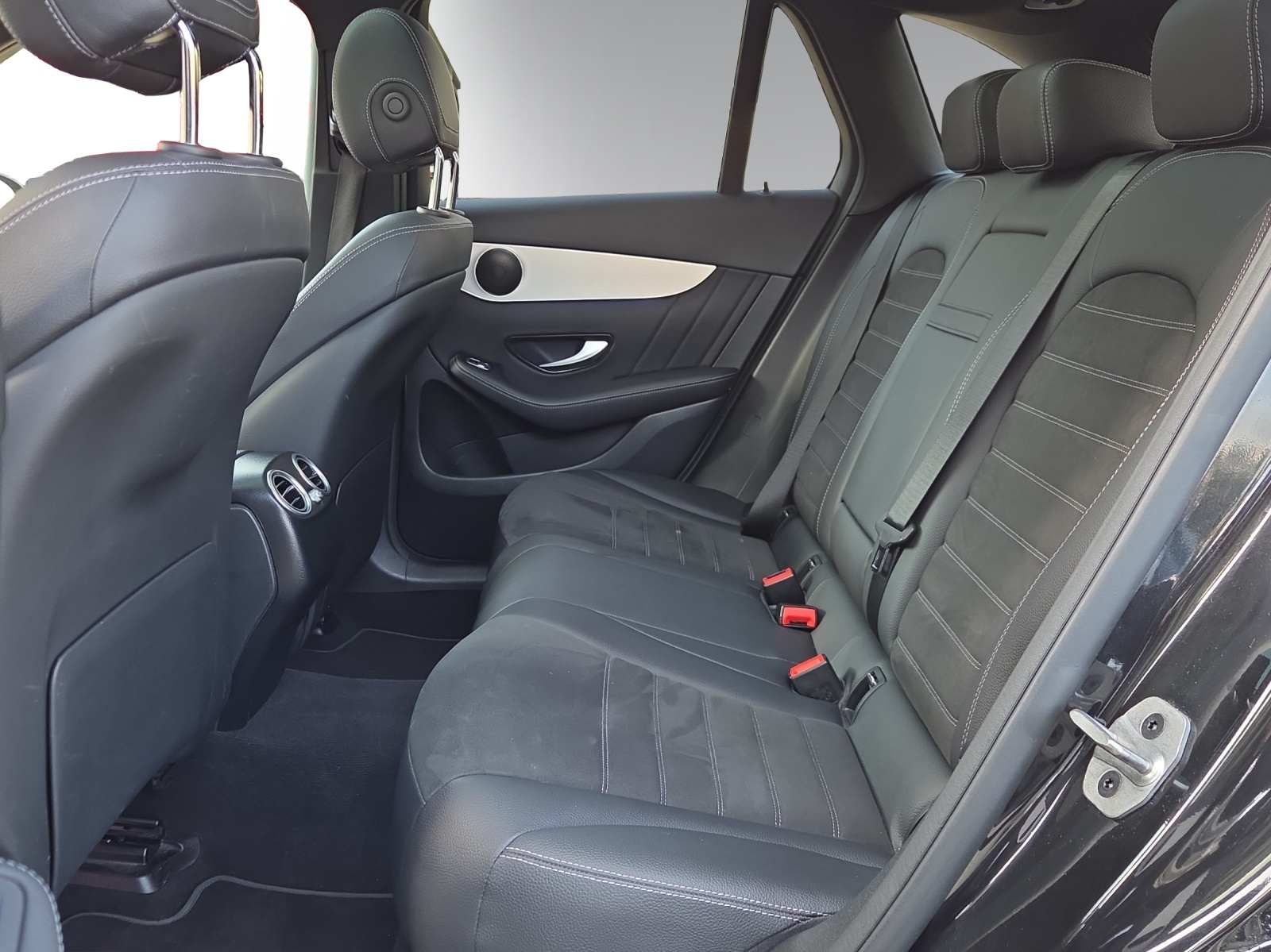 MERCEDES-BENZ GLC 300 e AMG Line Plus 4Matic 9G-Tronic-image-13