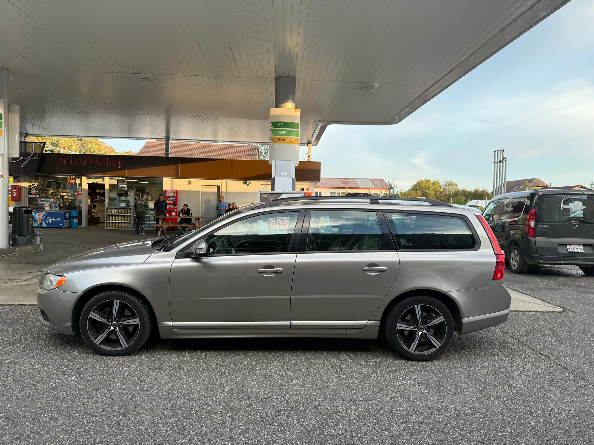 VOLVO V70 2.4D Kinetic Geartronic-image-2