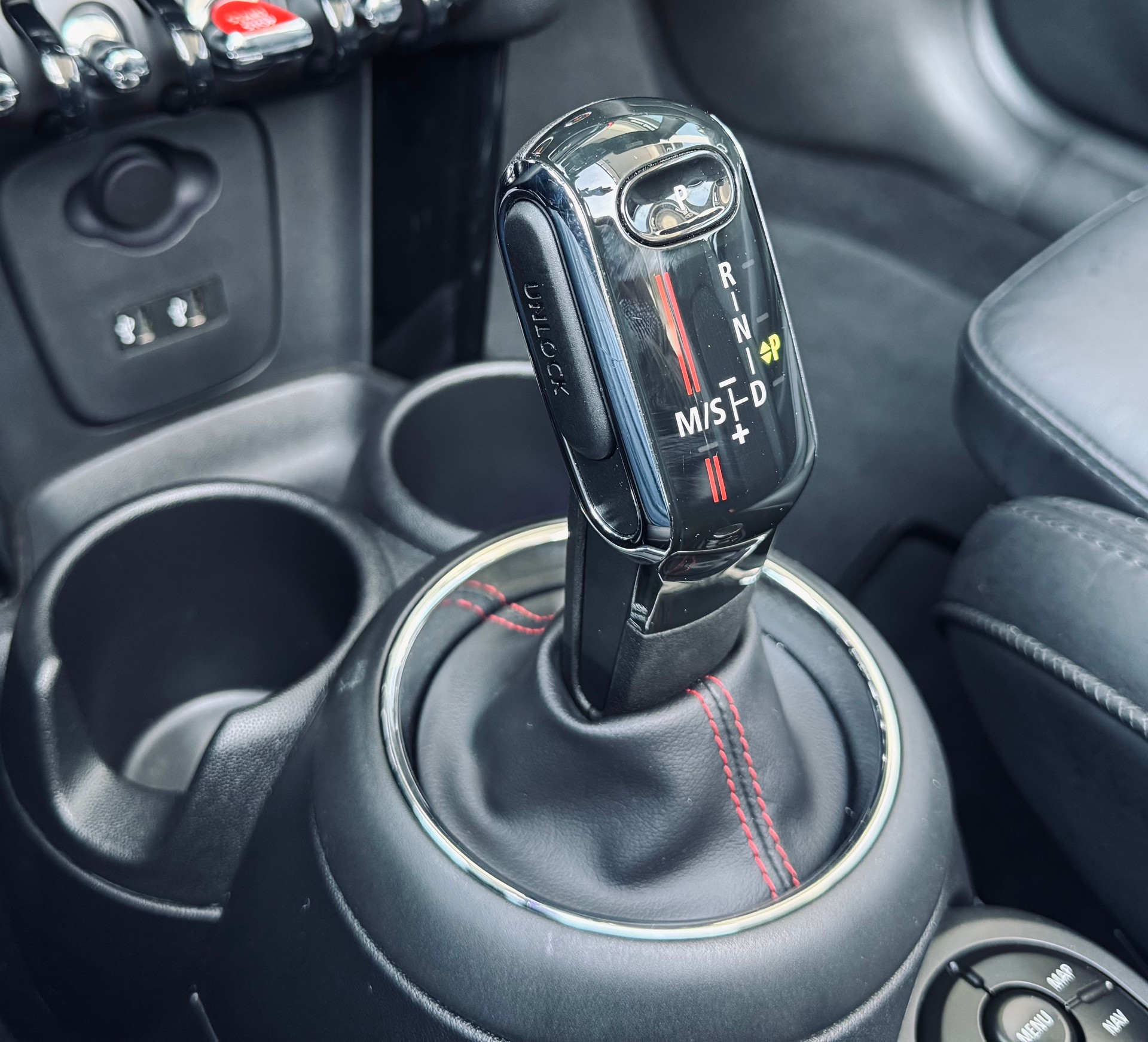 MINI Cooper John Cooper Works Cabriolet Steptronic-image-21