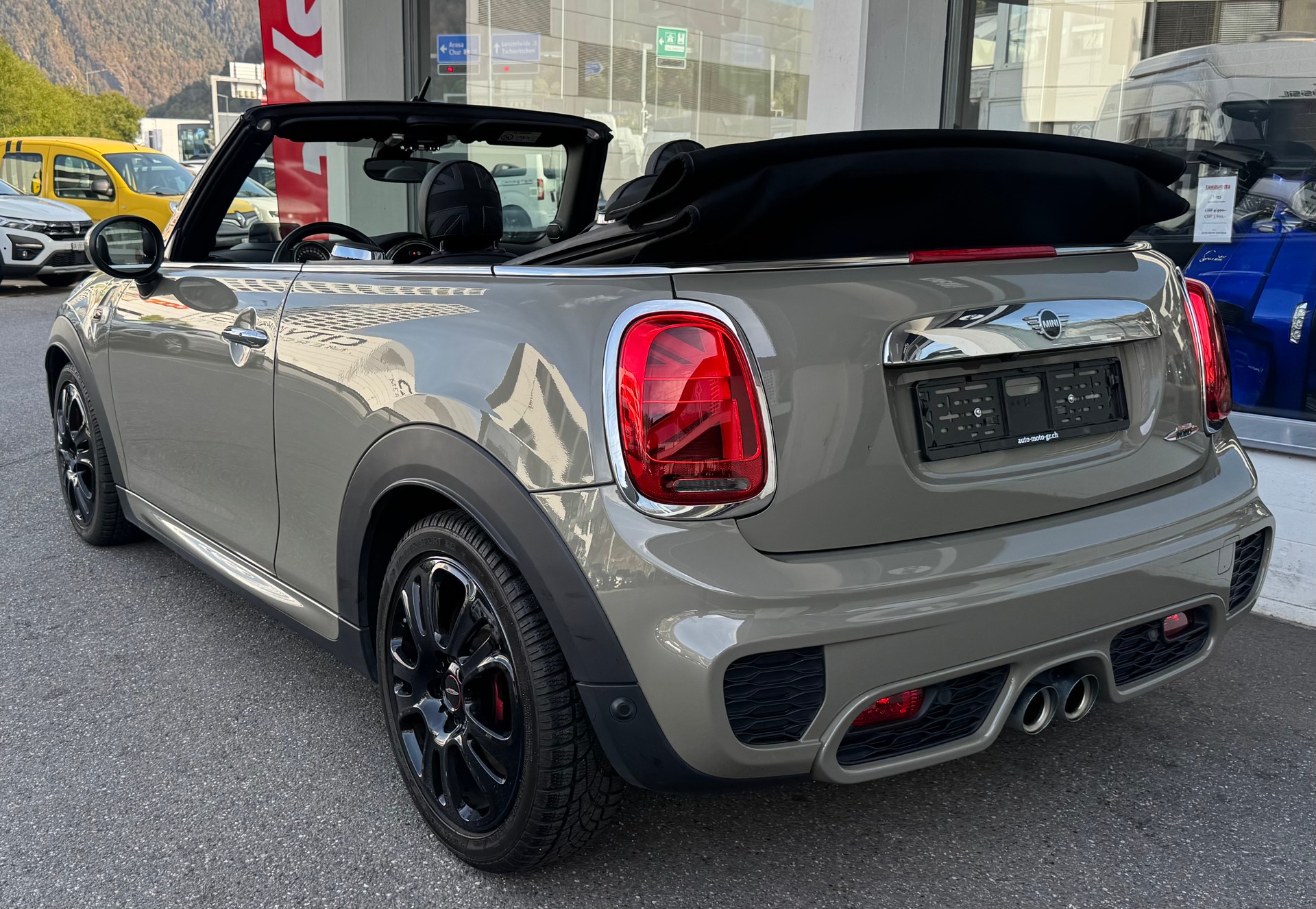 MINI Cooper John Cooper Works Cabriolet Steptronic-image-5