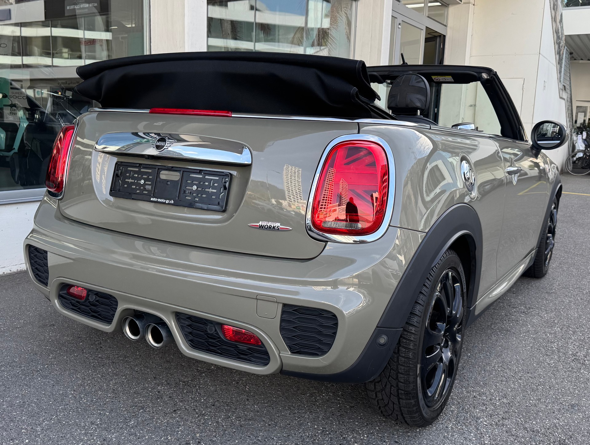 MINI Cooper John Cooper Works Cabriolet Steptronic-image-6