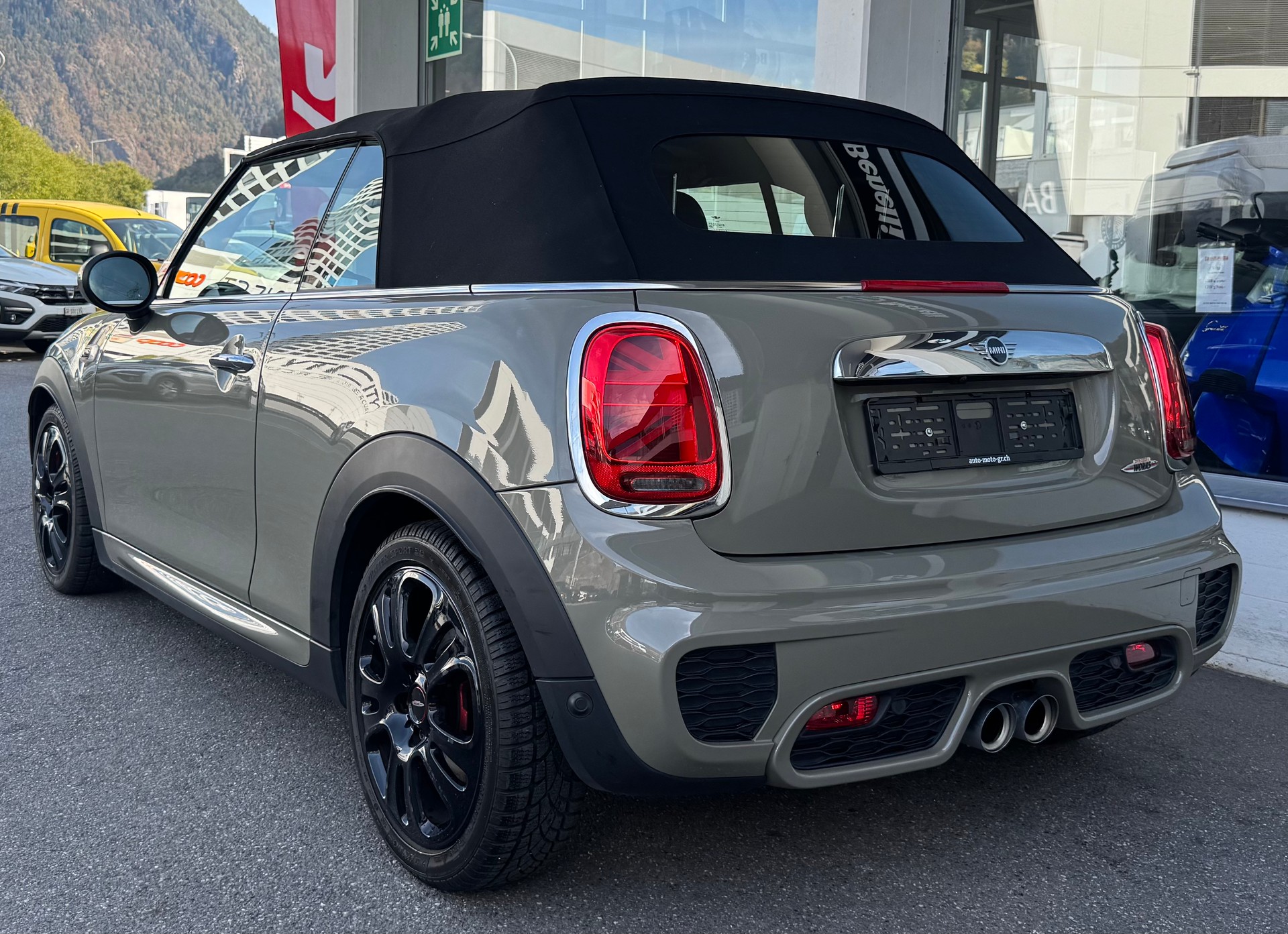 MINI Cooper John Cooper Works Cabriolet Steptronic-image-4