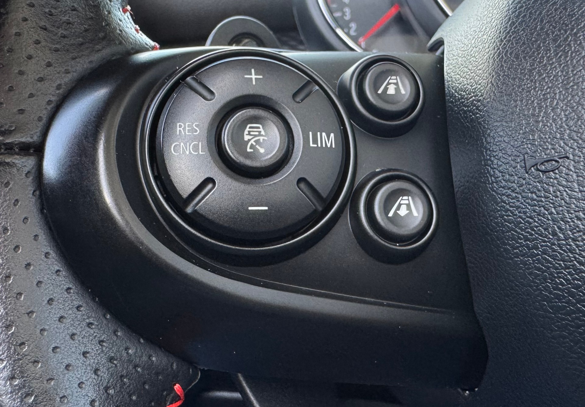 MINI Cooper John Cooper Works Cabriolet Steptronic-image-16