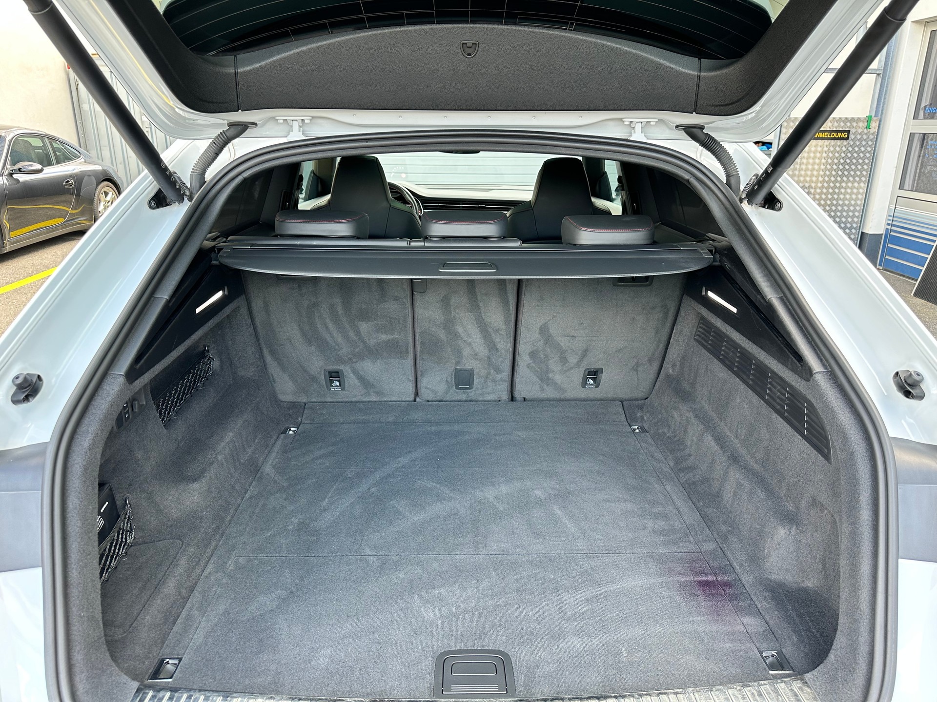 AUDI RSQ8 quattro tiptronic-image-12