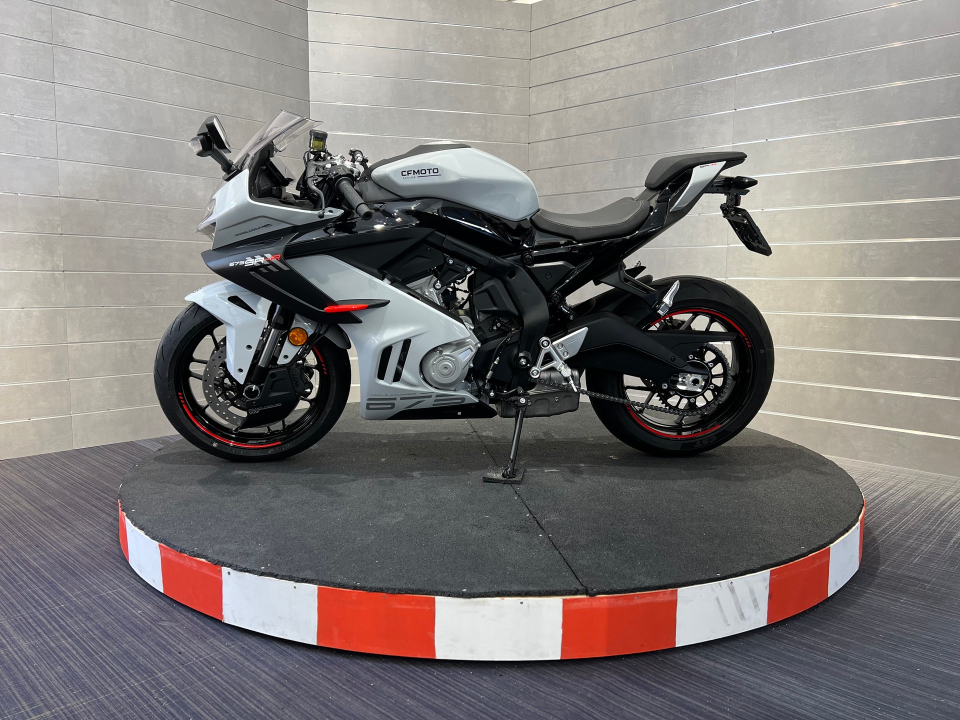 CF MOTO 675SR-R-showroom-element-1