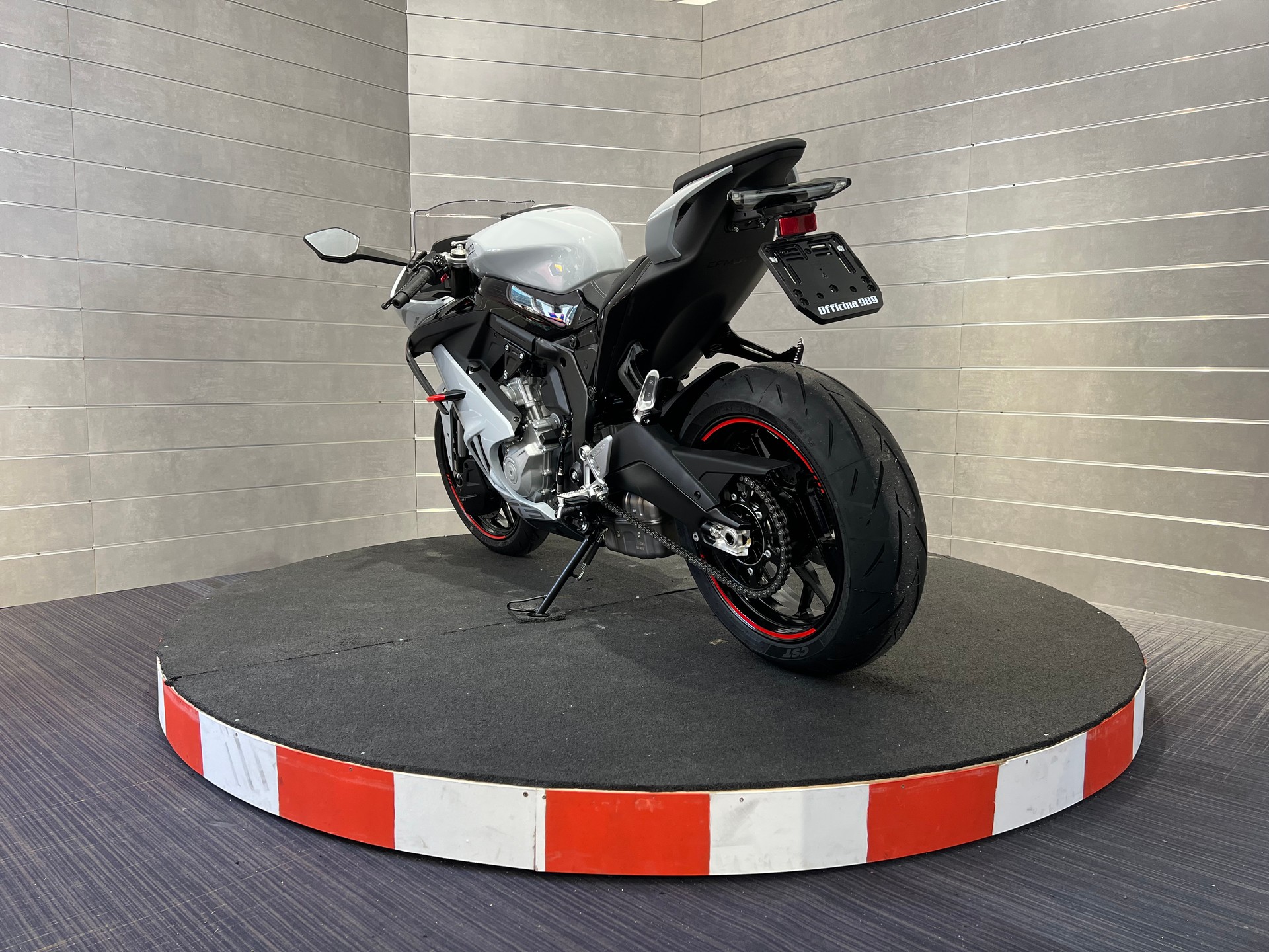 CF MOTO 675SR-R-showroom-element-3