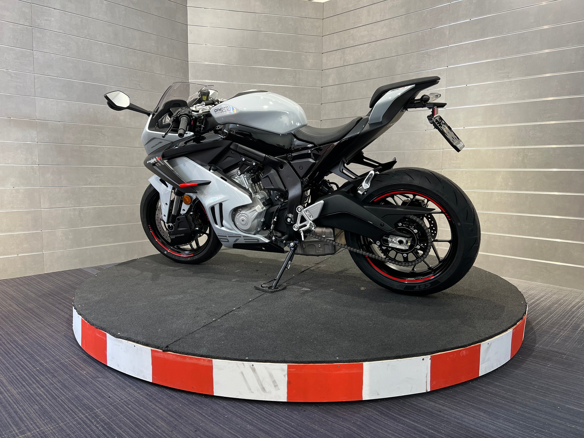 CF MOTO 675SR-R-showroom-element-2