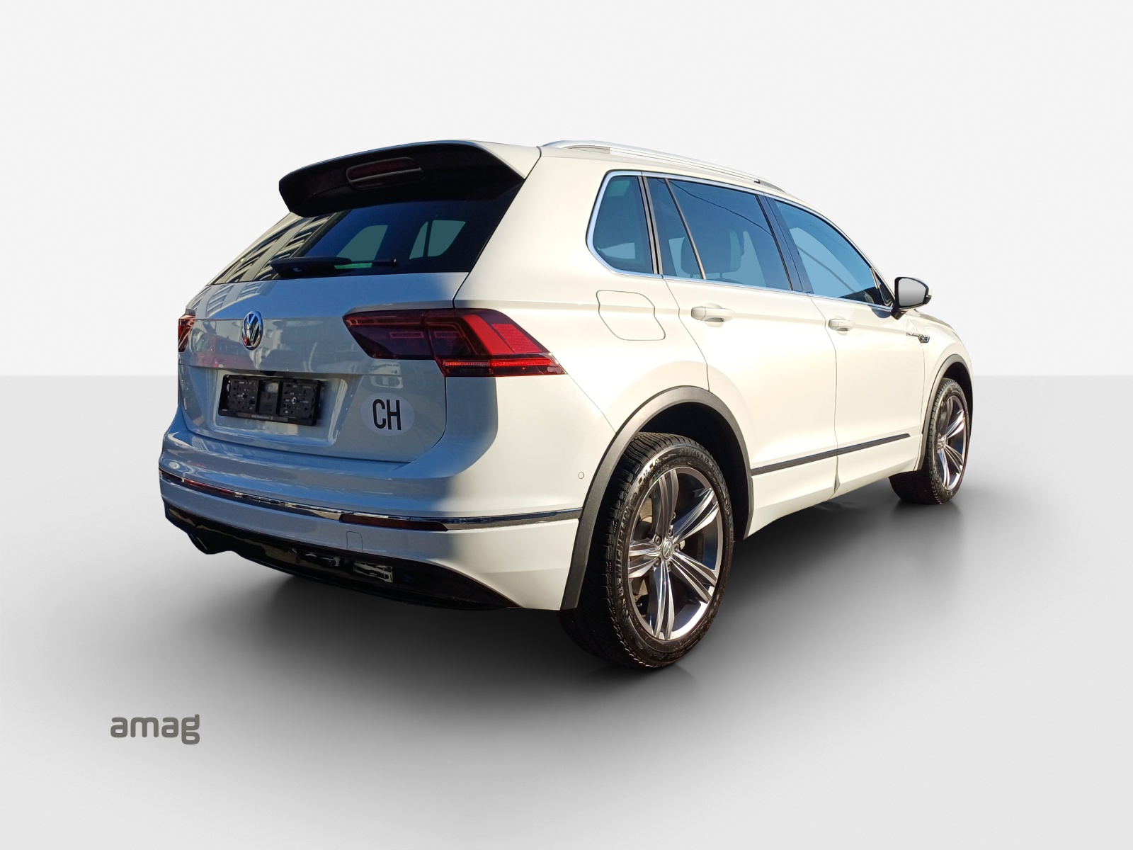 VW Tiguan 2.0TSI R-Line Highline 4Motion DSG-image-2